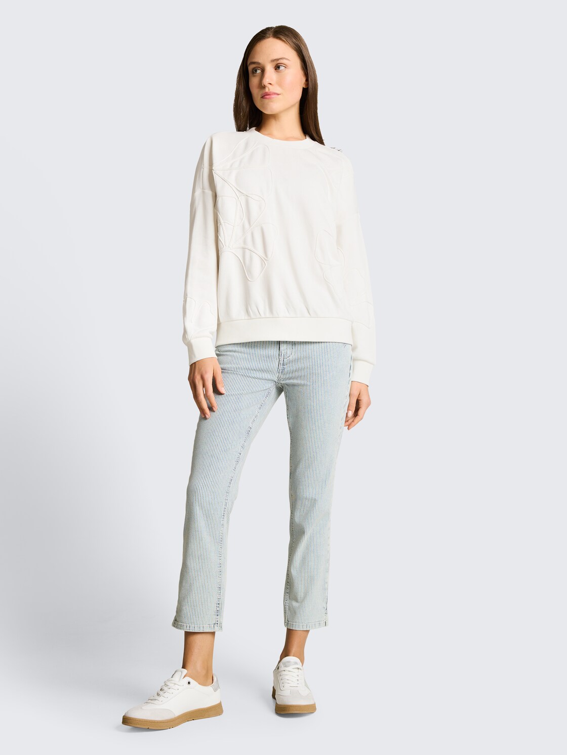 Loose Fit Sweatshirt mit Blumenmuster - Whisper White - Model-Vorderansicht