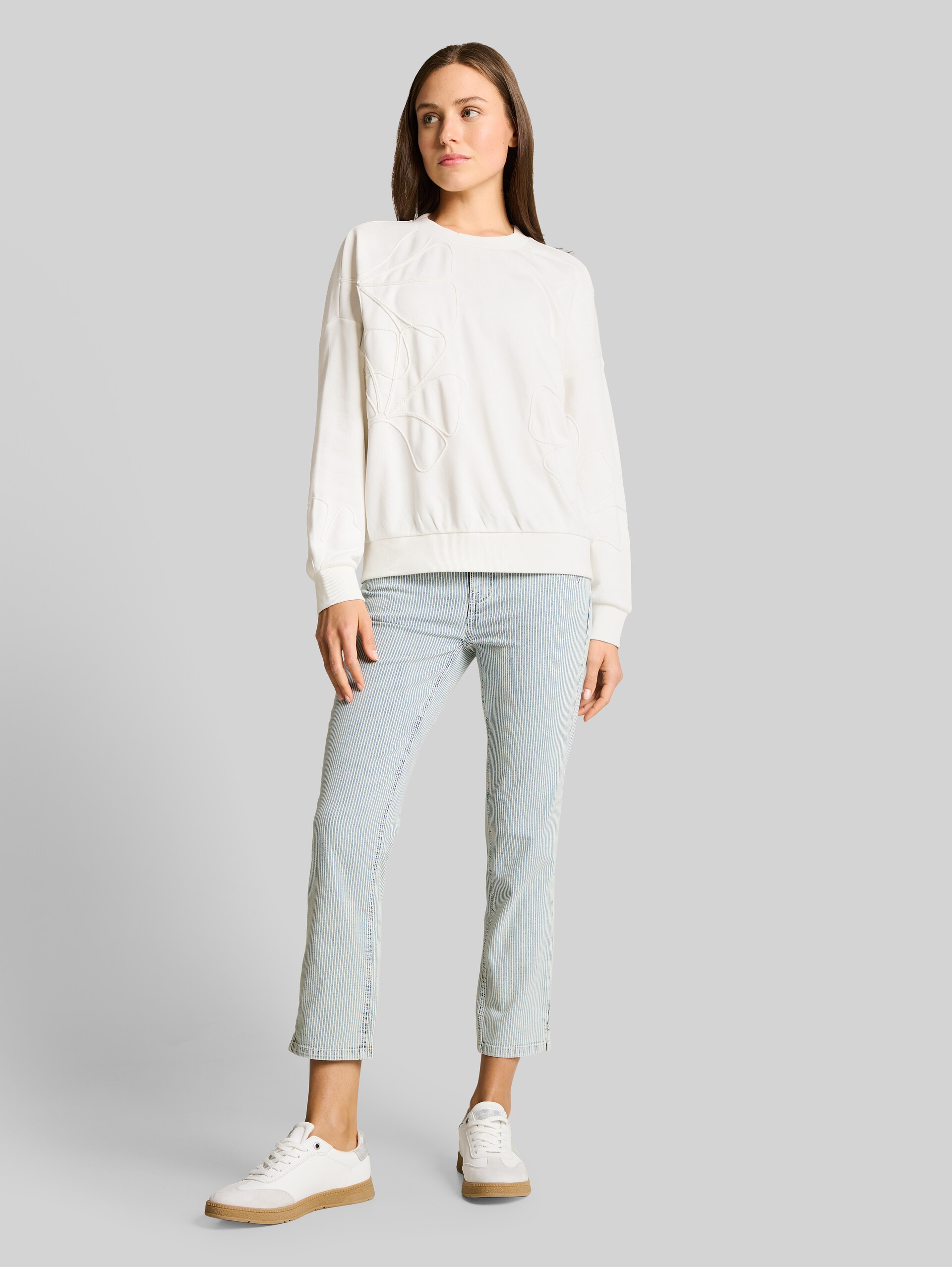 Loose fit sweatshirt with floral pattern - Whisper White - Model front view