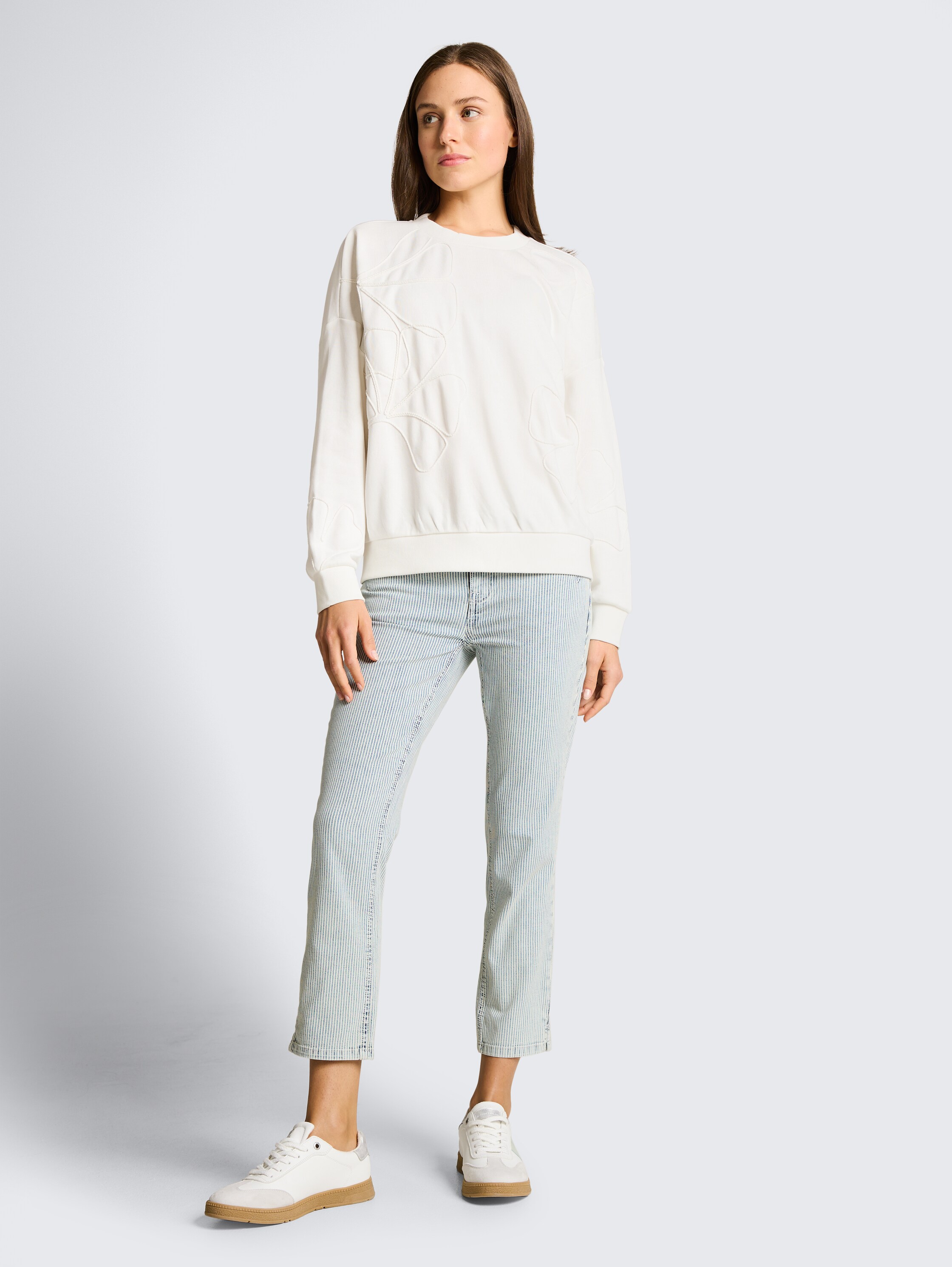 Loose Fit Sweatshirt mit Blumenmuster - Whisper White - Model-Vorderansicht