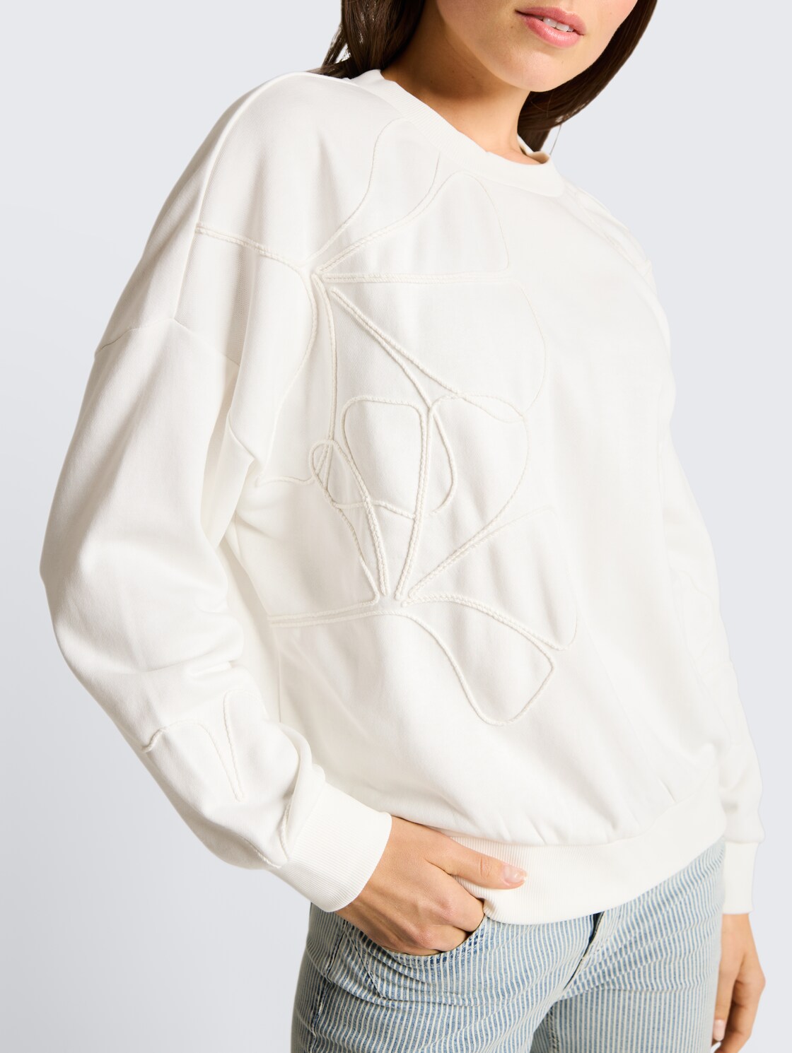 Loose Fit Sweatshirt mit Blumenmuster - Whisper White - Detail-Model-Ansicht