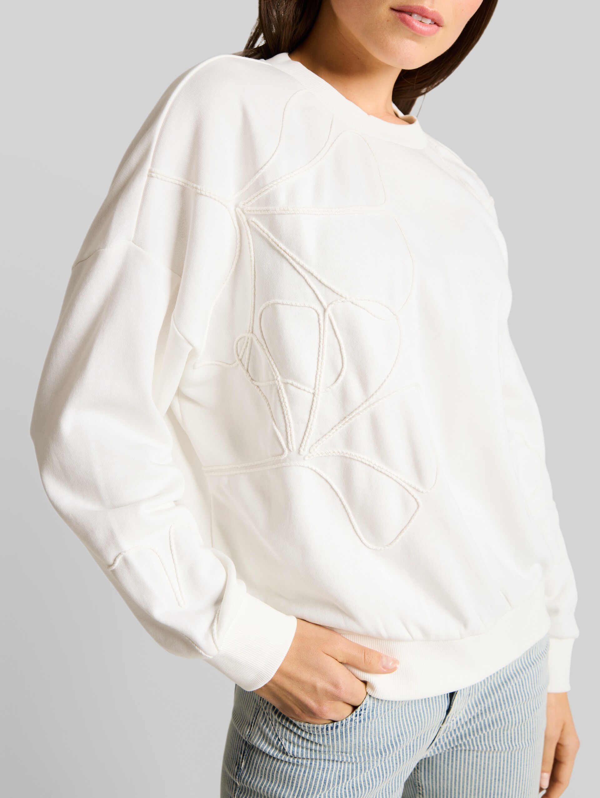 Loose fit sweatshirt with floral pattern - Whisper White - Detail model view