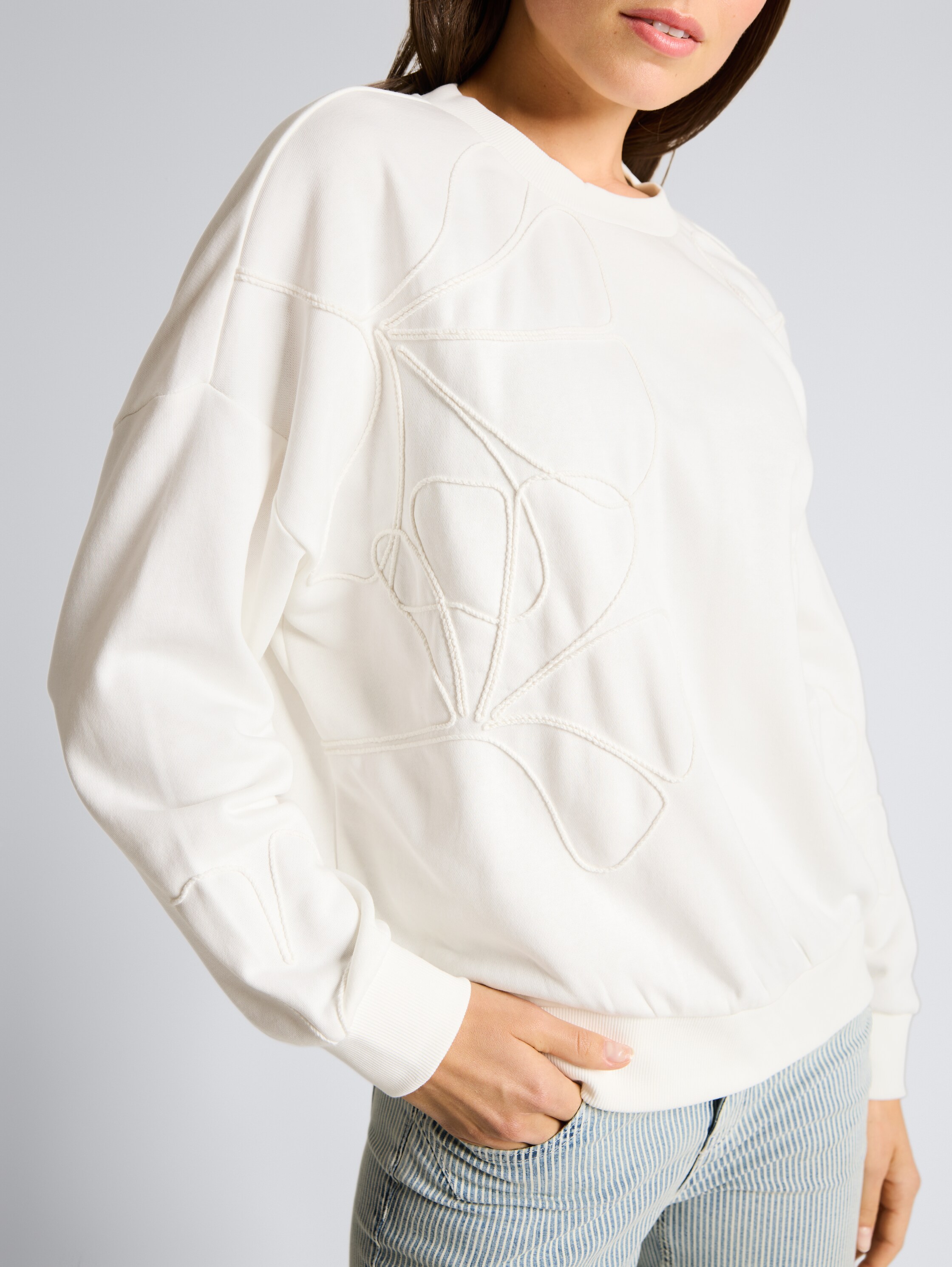 Loose Fit Sweatshirt mit Blumenmuster - Whisper White - Detail-Model-Ansicht