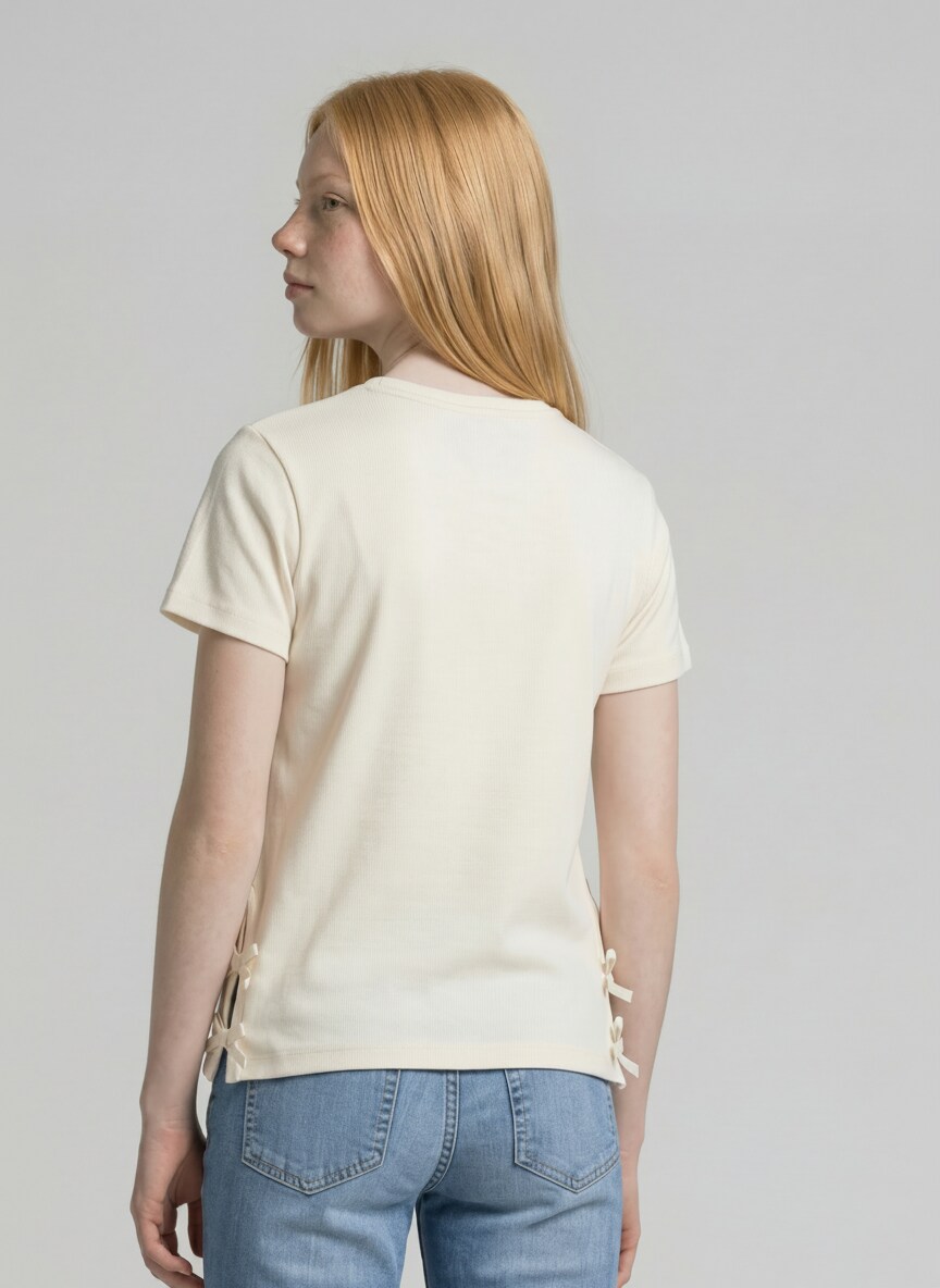 T-Shirt mit Schleifen-Details - Wool White - Auschnitt Model-Rückansicht