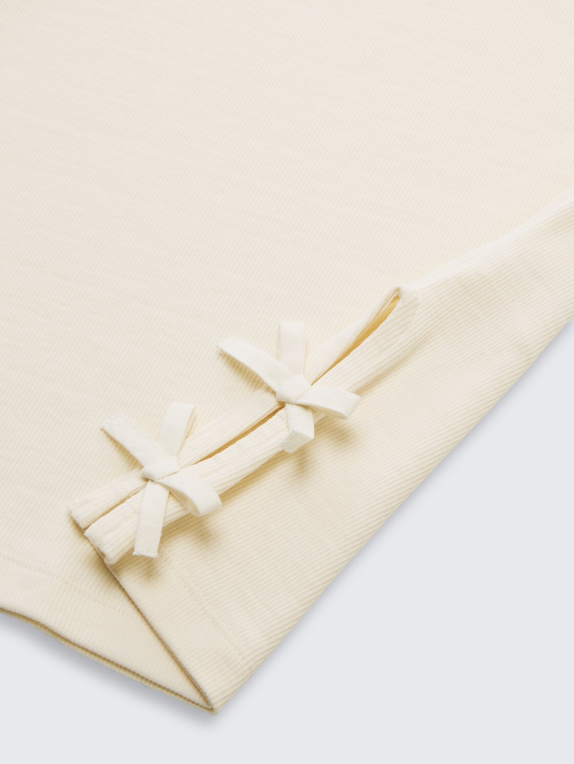 T-Shirt mit Schleifen-Details - Wool White - Detail-Model-Ansicht