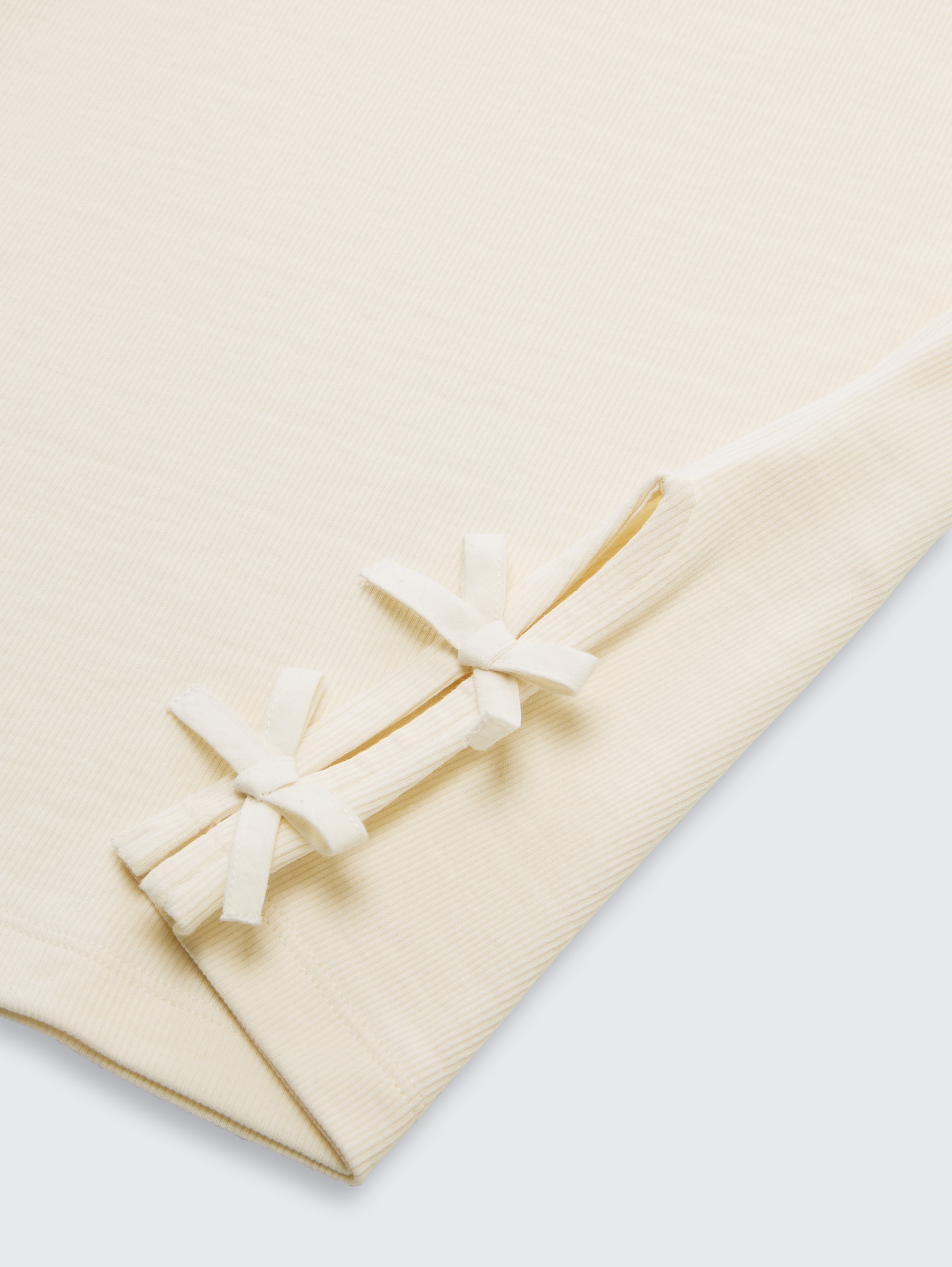 T-Shirt mit Schleifen-Details - Wool White - Detail-Model-Ansicht