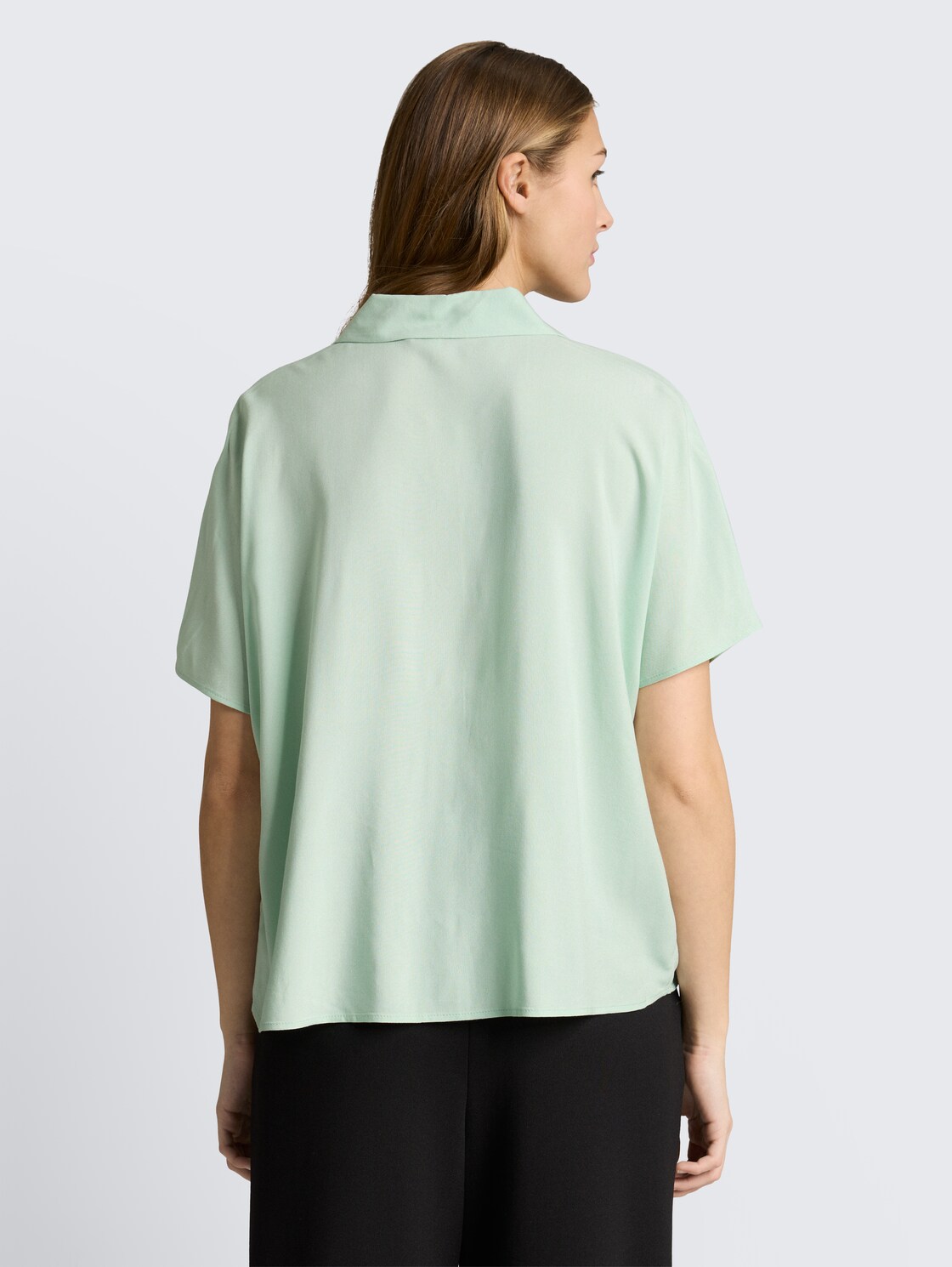 Bluse aus Viskose - light matcha green - Auschnitt Model-Rückansicht