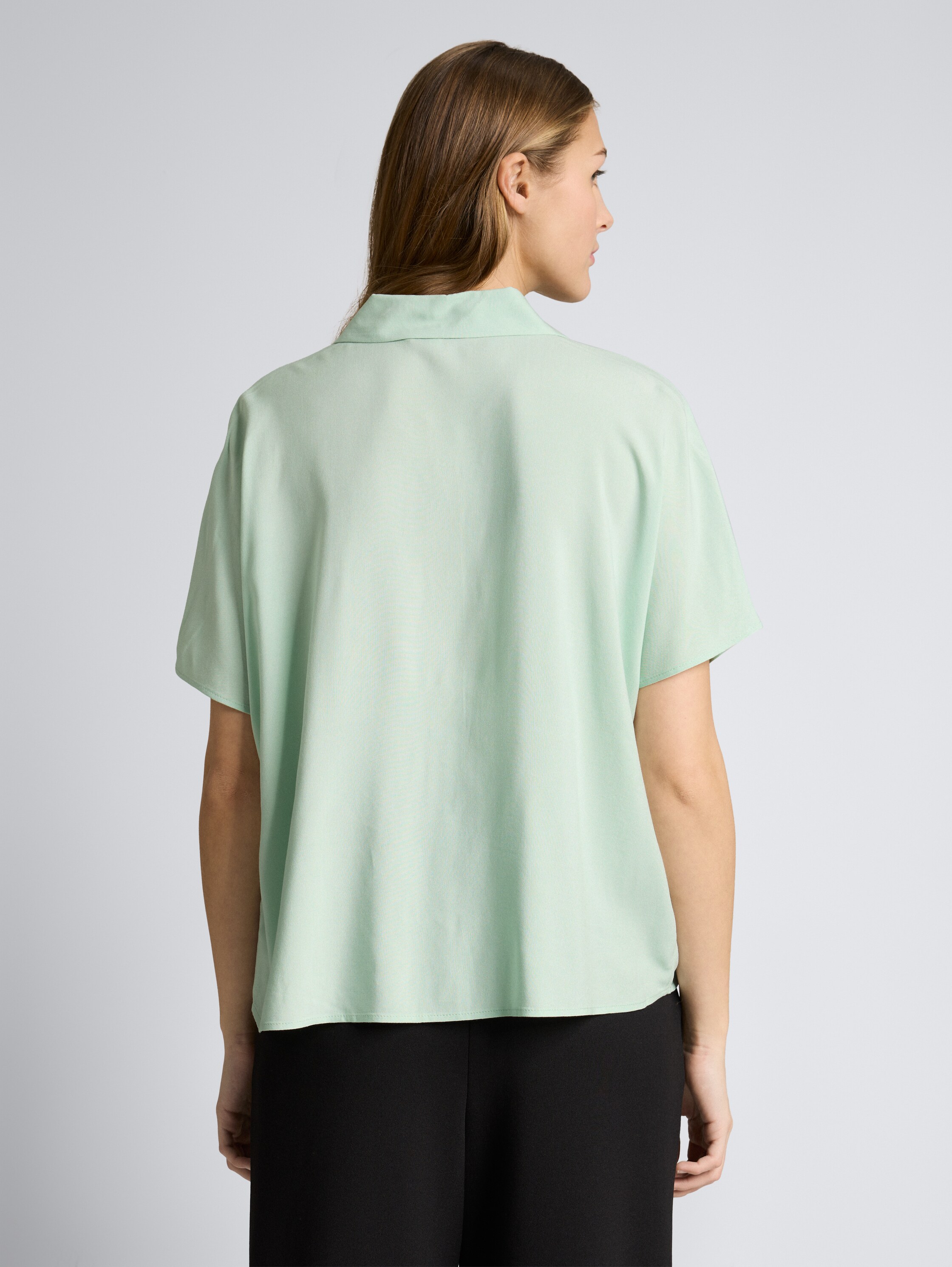Blouse van viscose - light matcha green - Neklijn model-achteraanzicht