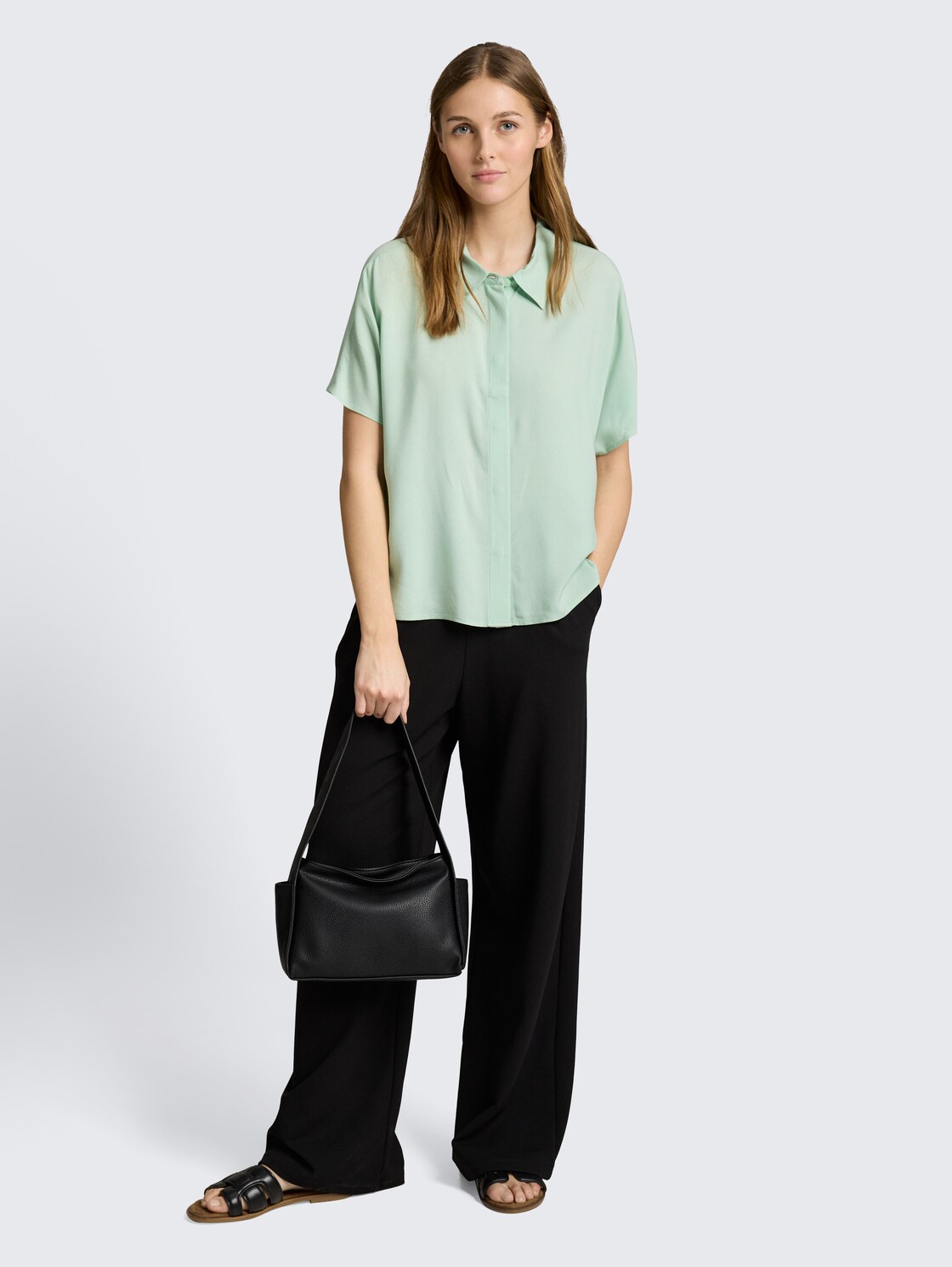 Bluse aus Viskose - light matcha green - Model-Vorderansicht