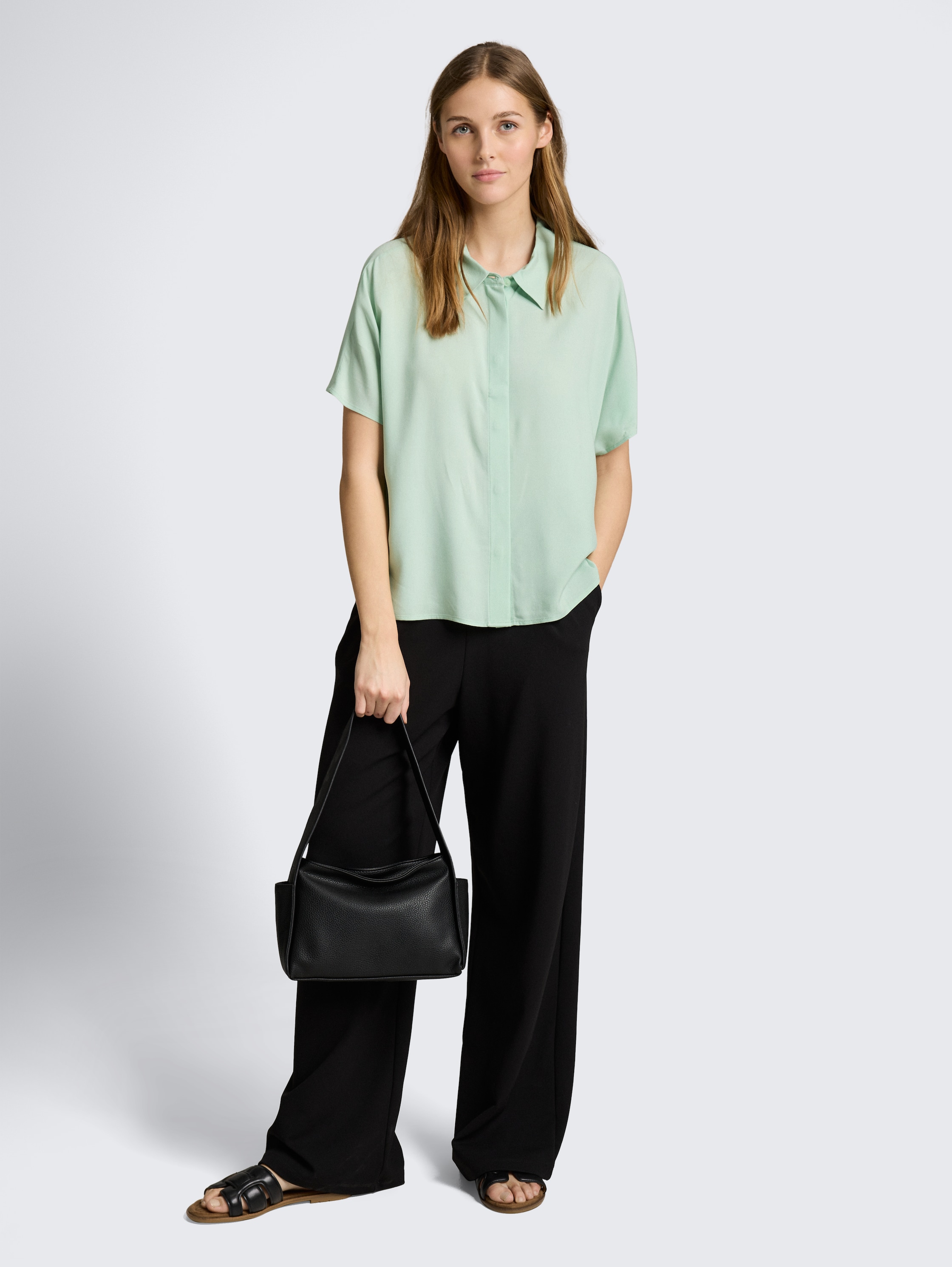 Blouse van viscose - light matcha green - Model vooraanzicht