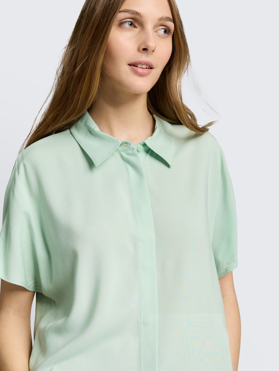 Bluse aus Viskose - light matcha green - Detail-Model-Ansicht