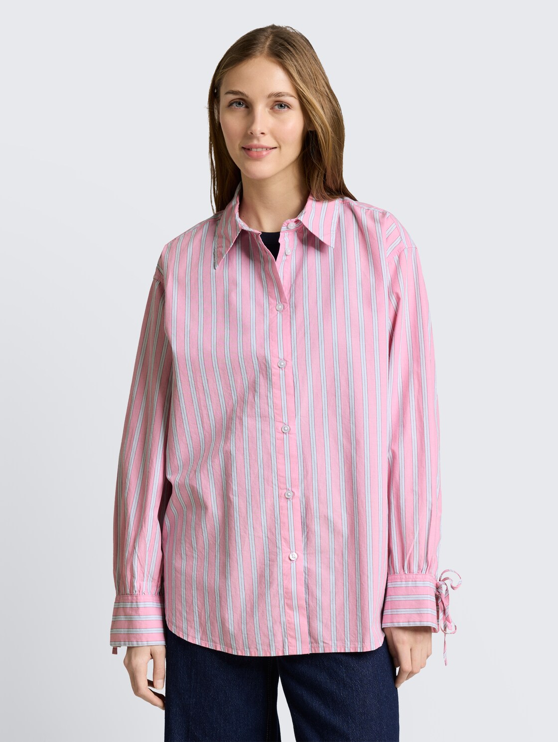 Oversize Hemdbluse mit Streifenmuster - pink blue white stripe - Ausschnitt Model-Vorderansicht