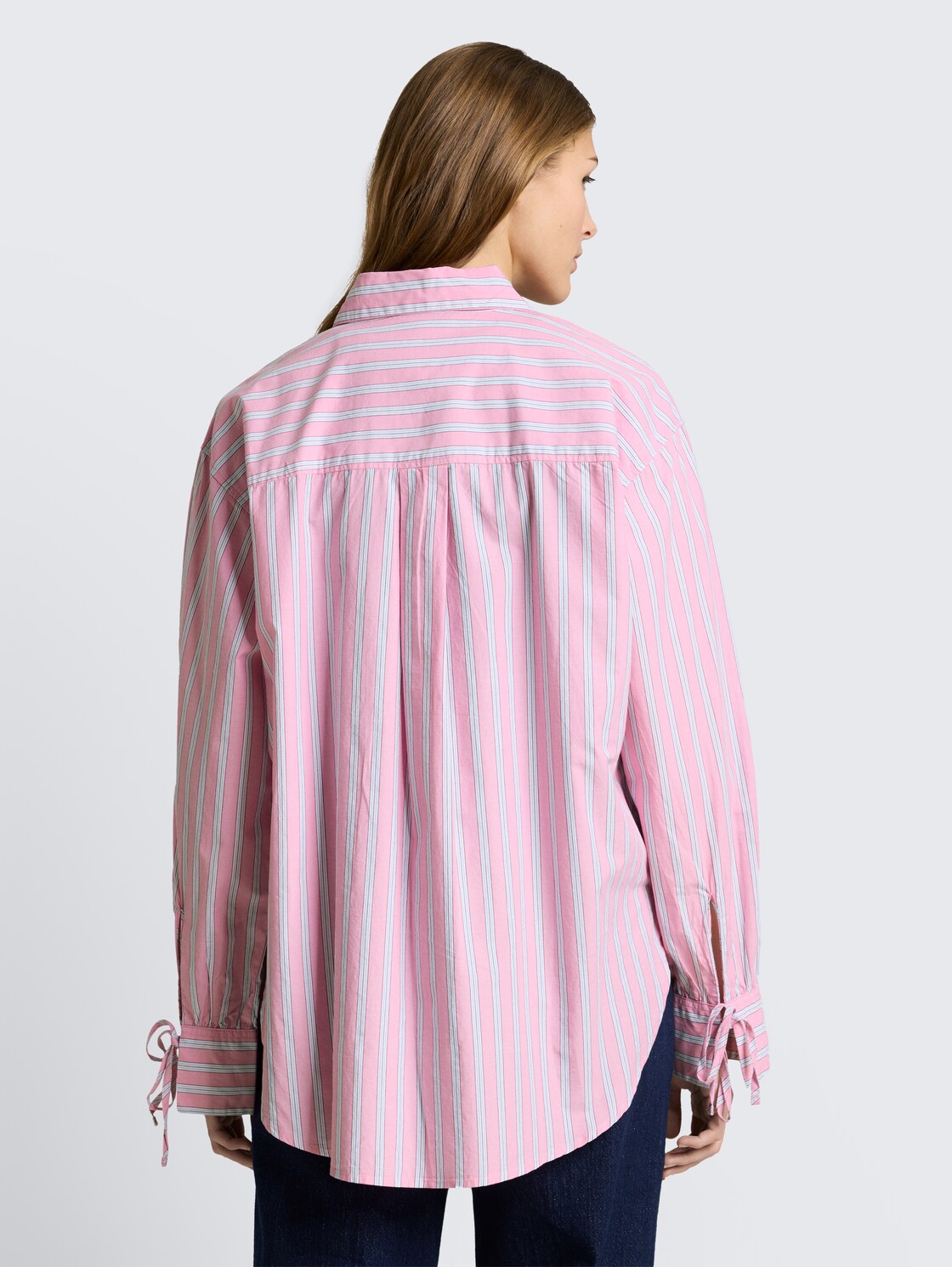 Oversize Hemdbluse mit Streifenmuster - pink blue white stripe - Auschnitt Model-Rückansicht