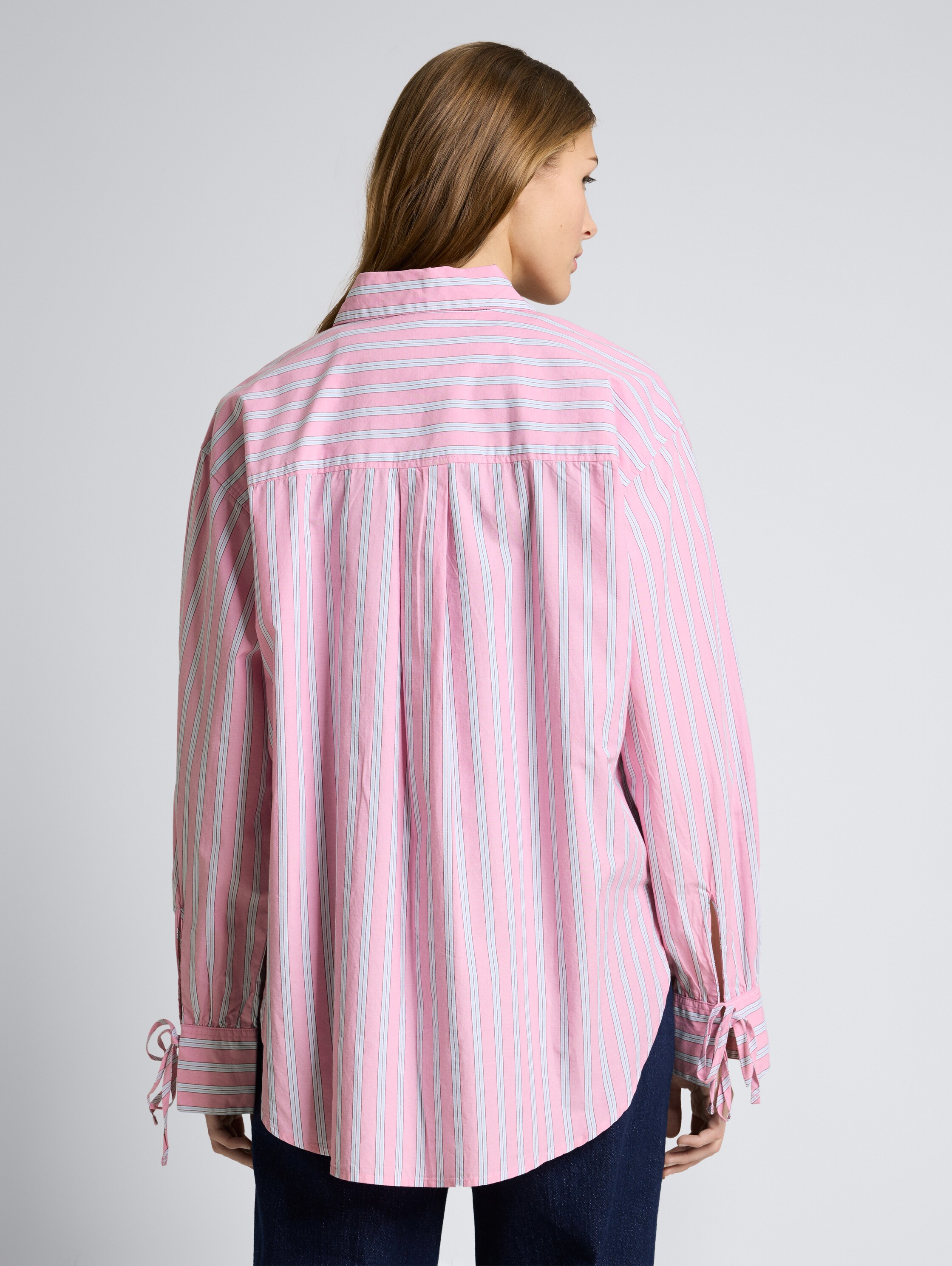 Oversize Hemdbluse mit Streifenmuster - pink blue white stripe - Auschnitt Model-Rückansicht