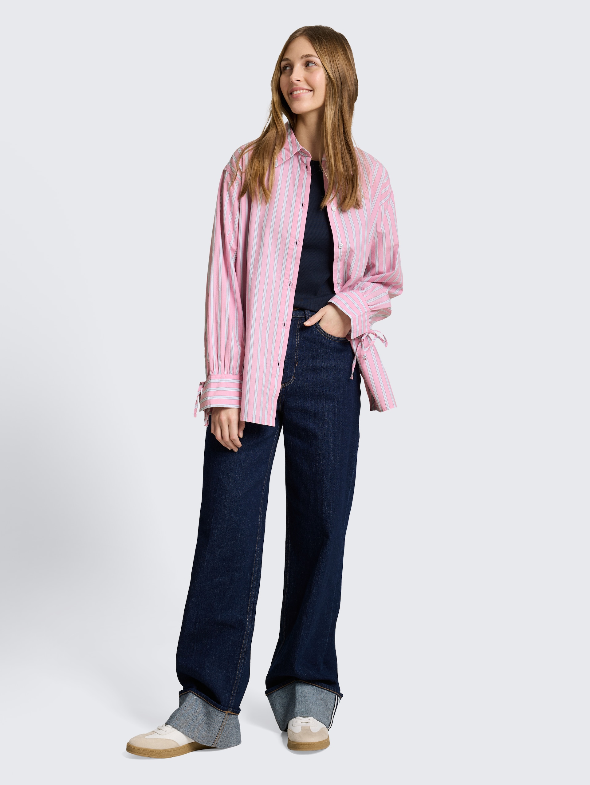 Oversize Hemdbluse mit Streifenmuster - pink blue white stripe - Model-Vorderansicht