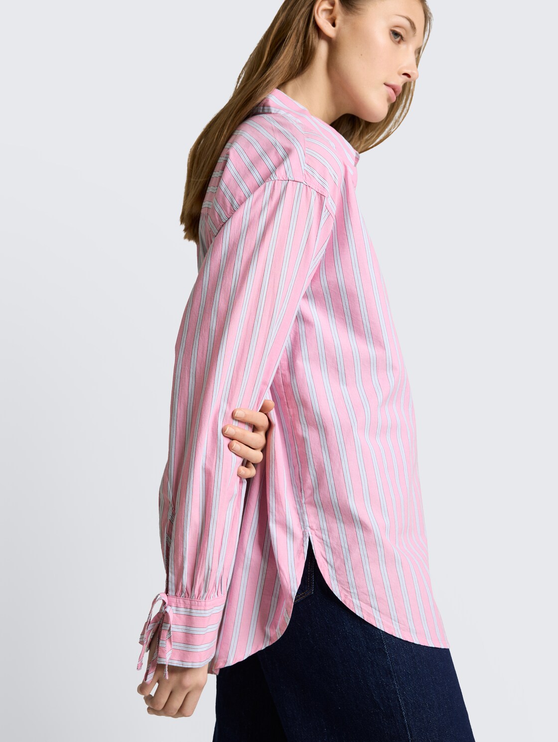 Oversize Hemdbluse mit Streifenmuster - pink blue white stripe - Detail-Model-Ansicht