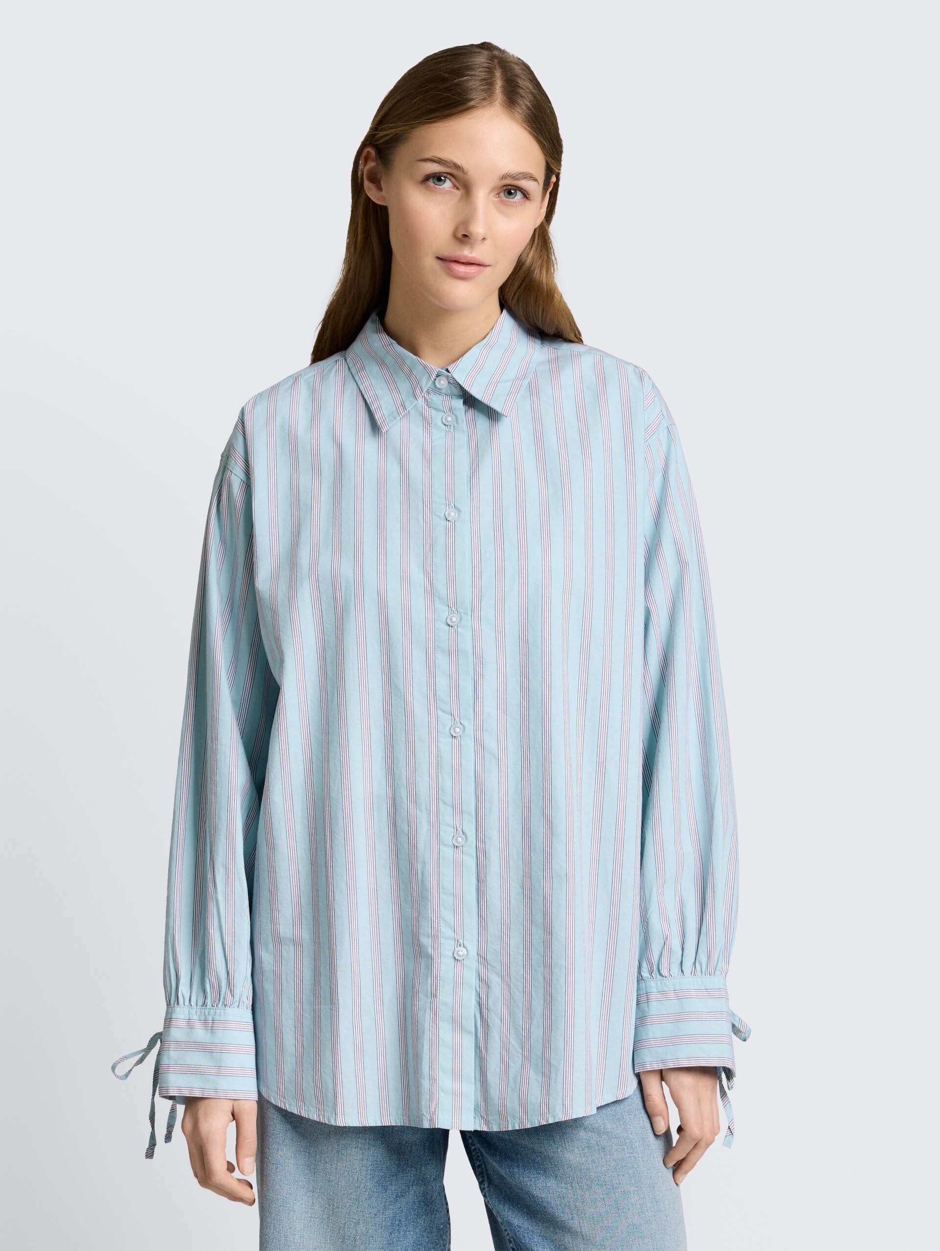 Oversize Hemdbluse mit Streifenmuster - blue white brown stripe - Ausschnitt Model-Vorderansicht