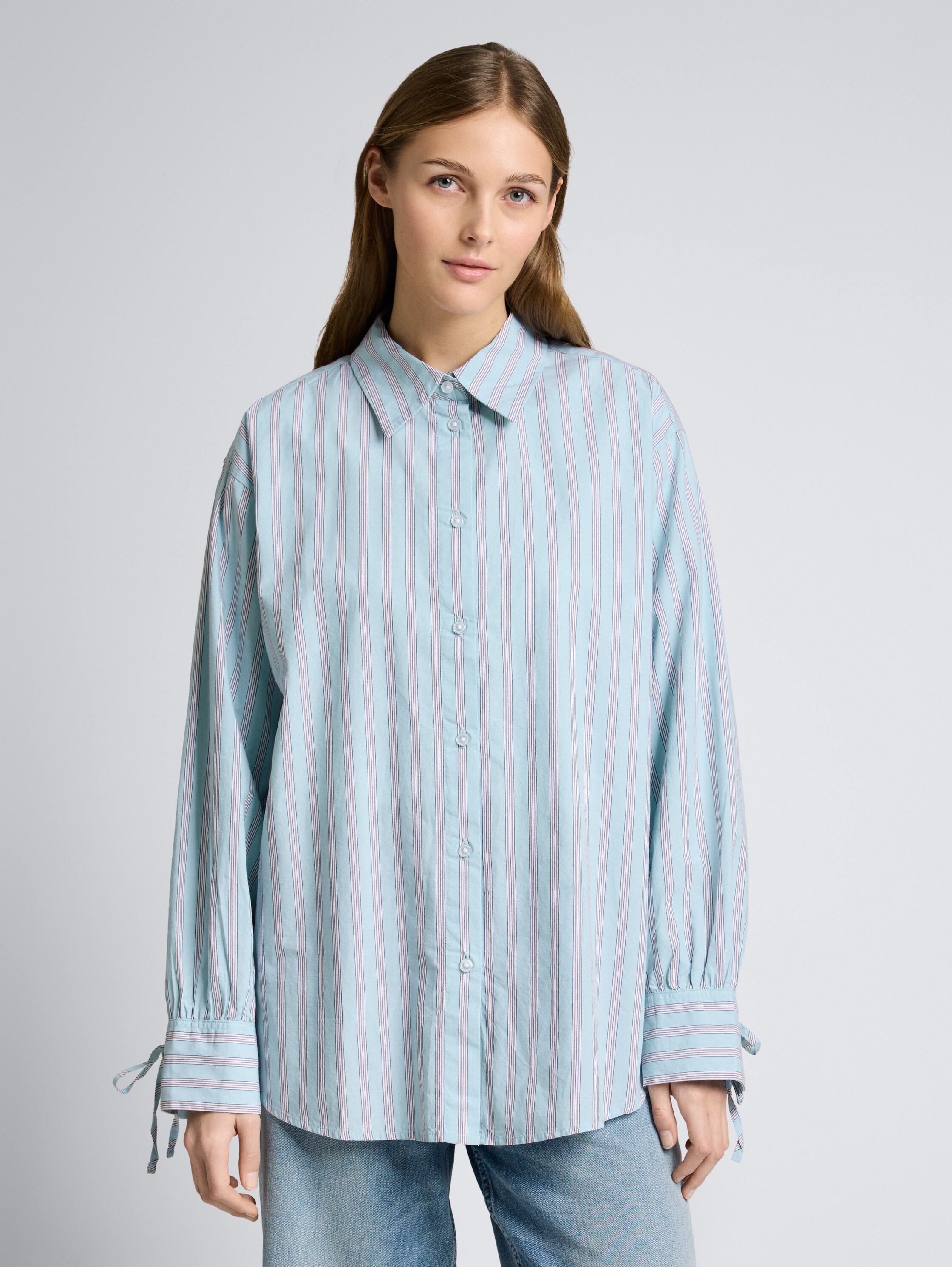 Oversize Hemdbluse mit Streifenmuster - blue white brown stripe - Ausschnitt Model-Vorderansicht