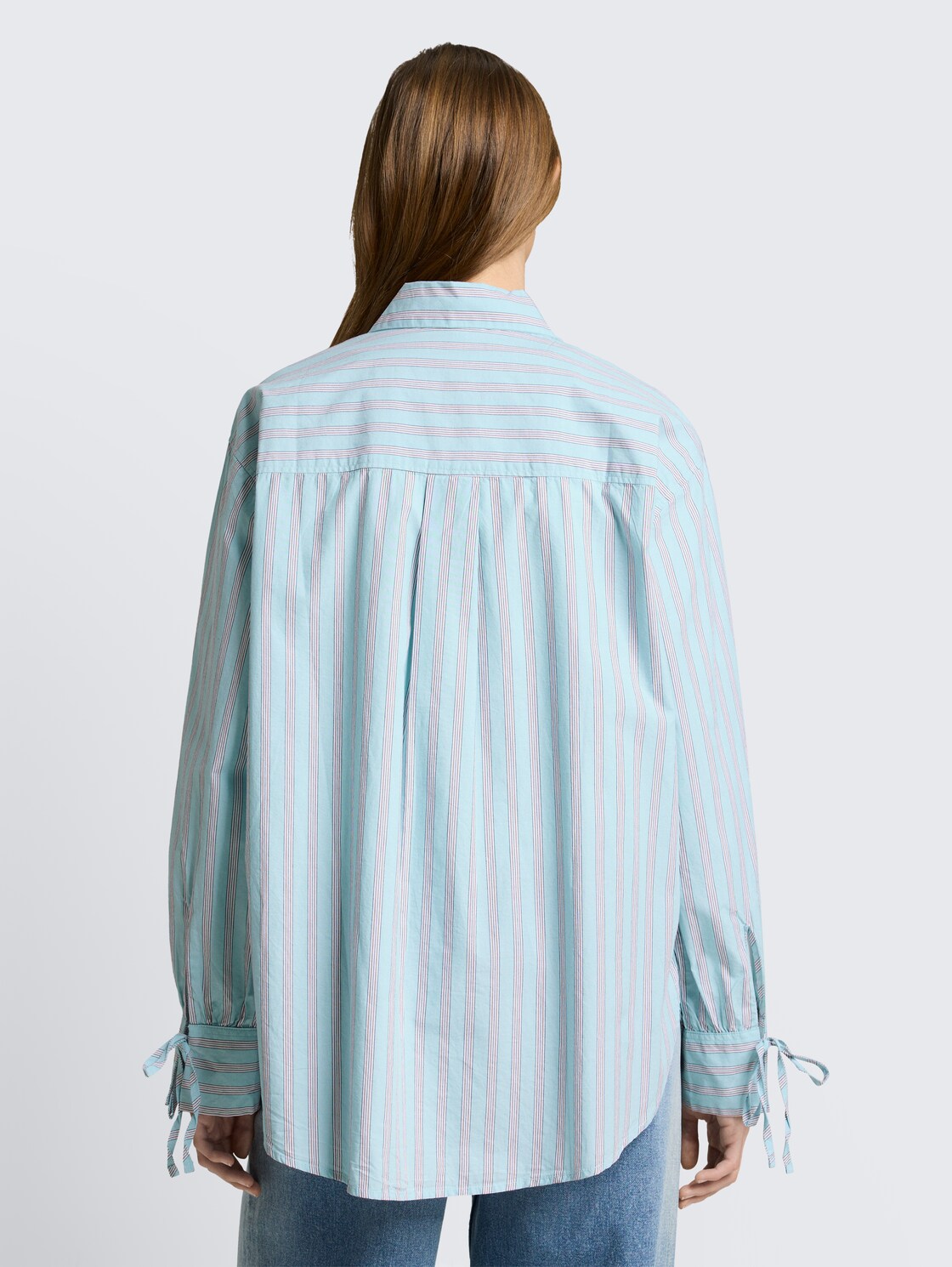 Oversize Hemdbluse mit Streifenmuster - blue white brown stripe - Auschnitt Model-Rückansicht