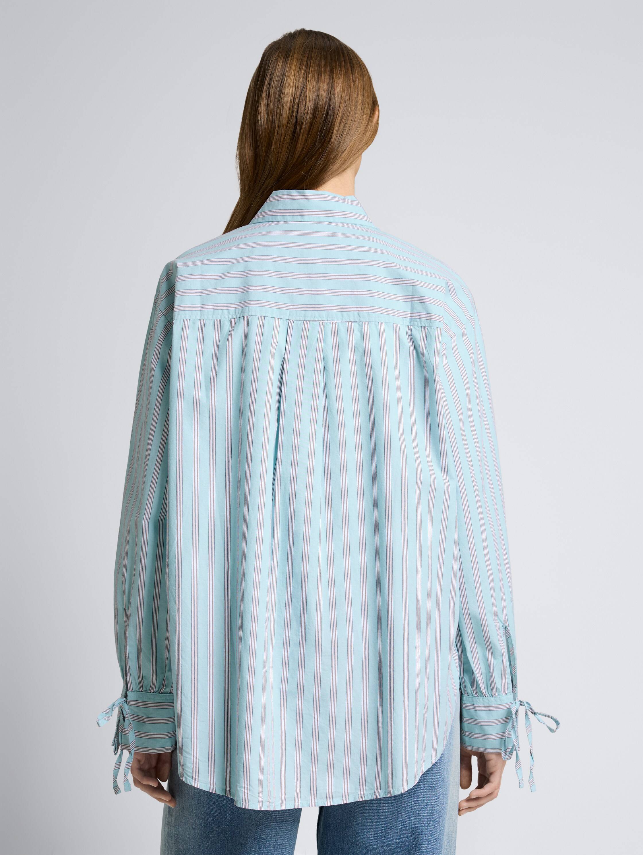 Oversize Hemdbluse mit Streifenmuster - blue white brown stripe - Auschnitt Model-Rückansicht