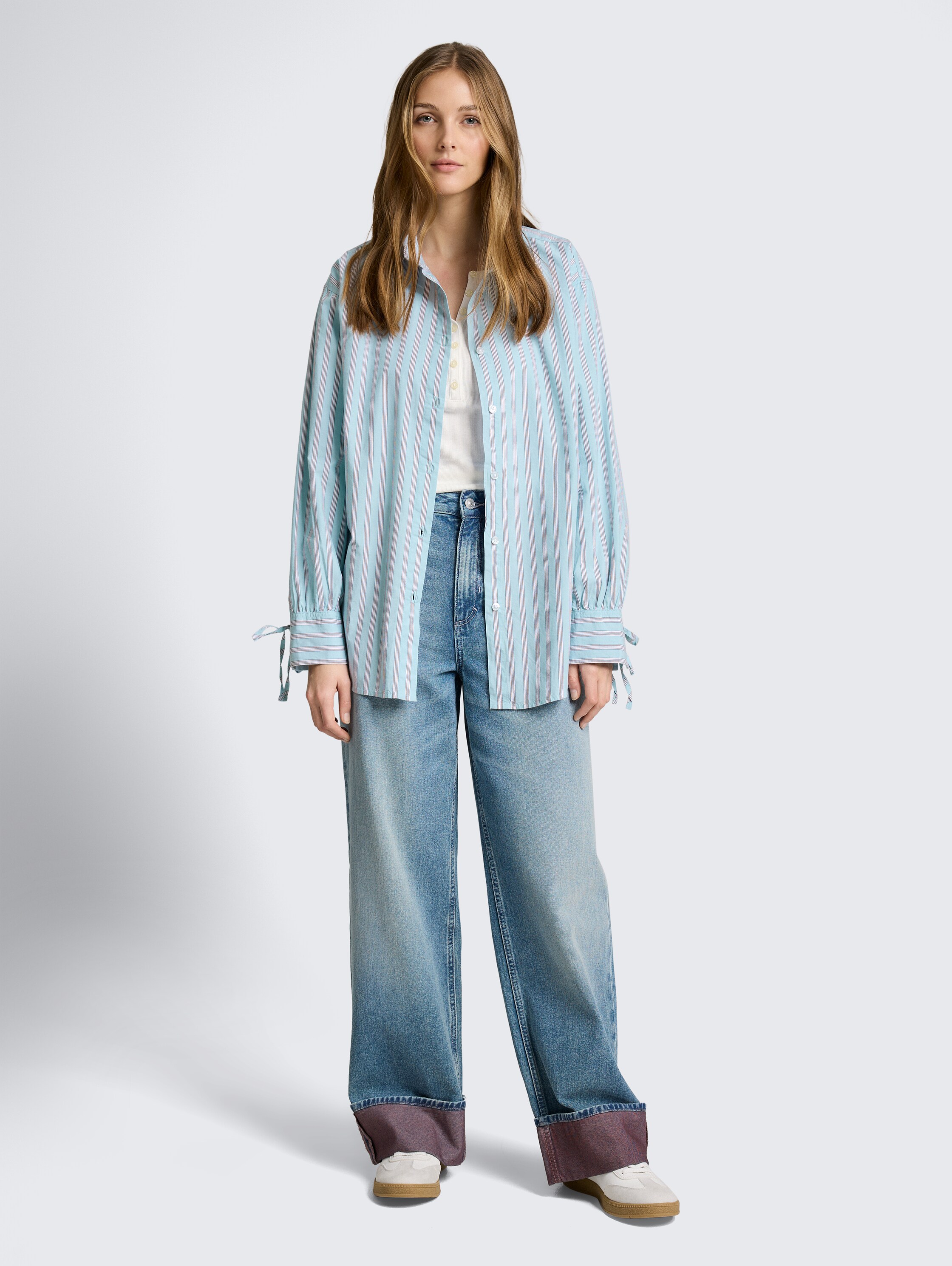 Oversize Hemdbluse mit Streifenmuster - blue white brown stripe - Model-Vorderansicht