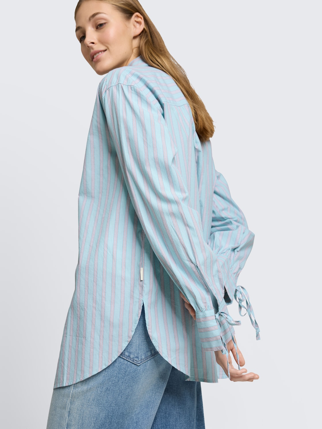 Oversize Hemdbluse mit Streifenmuster - blue white brown stripe - Detail-Model-Ansicht