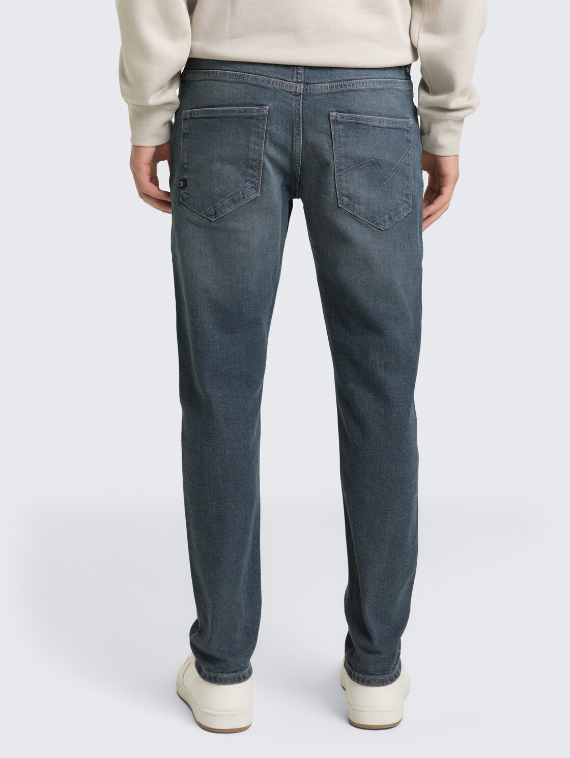 TTBRYDEN TAPERED Jeans - mid stone blue grey denim - Auschnitt Model-Rückansicht
