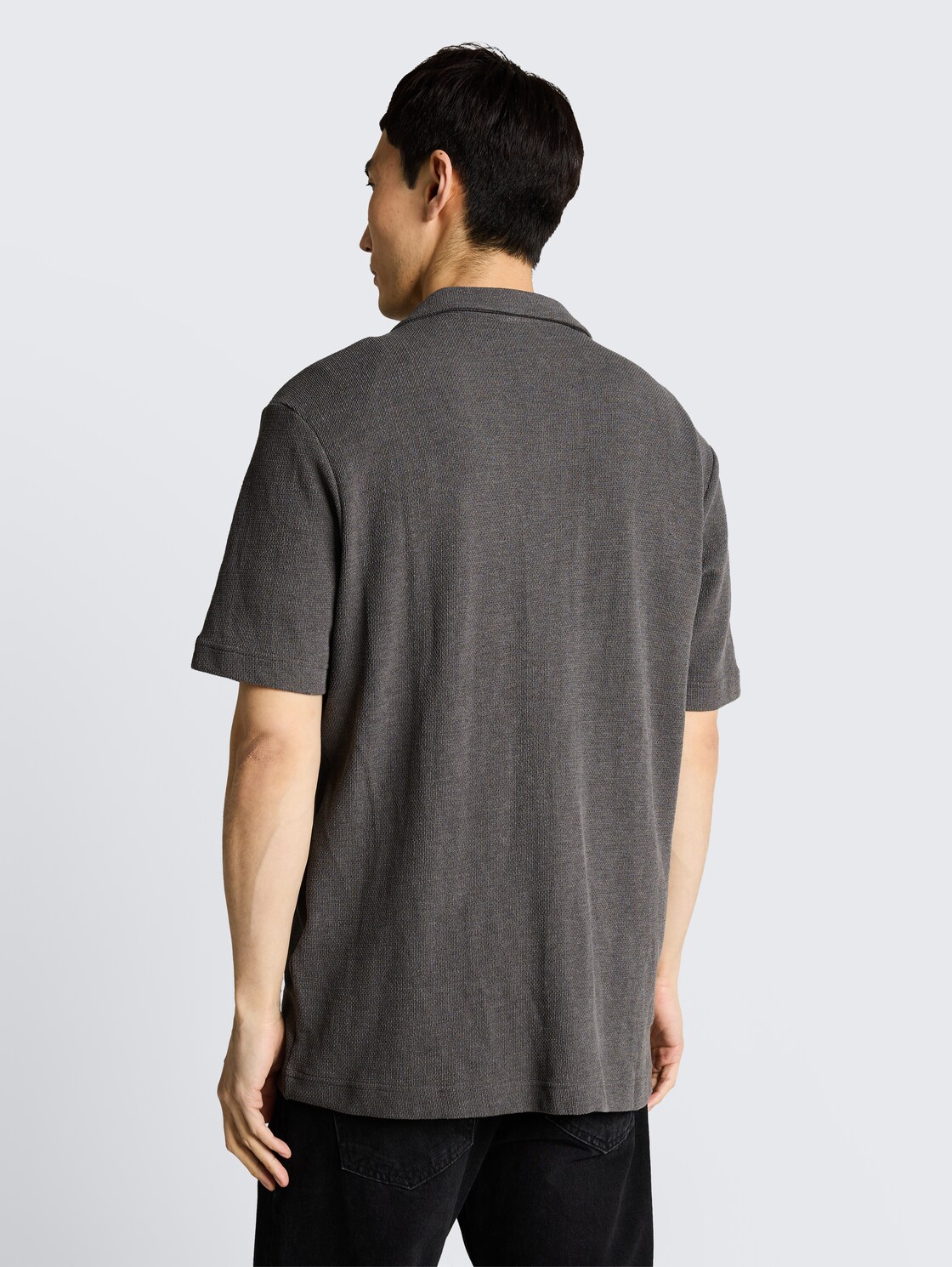 Regular Fit Jerseyhemd mit Brusttaschen - Tarmac Grey Melange - Auschnitt Model-Rückansicht