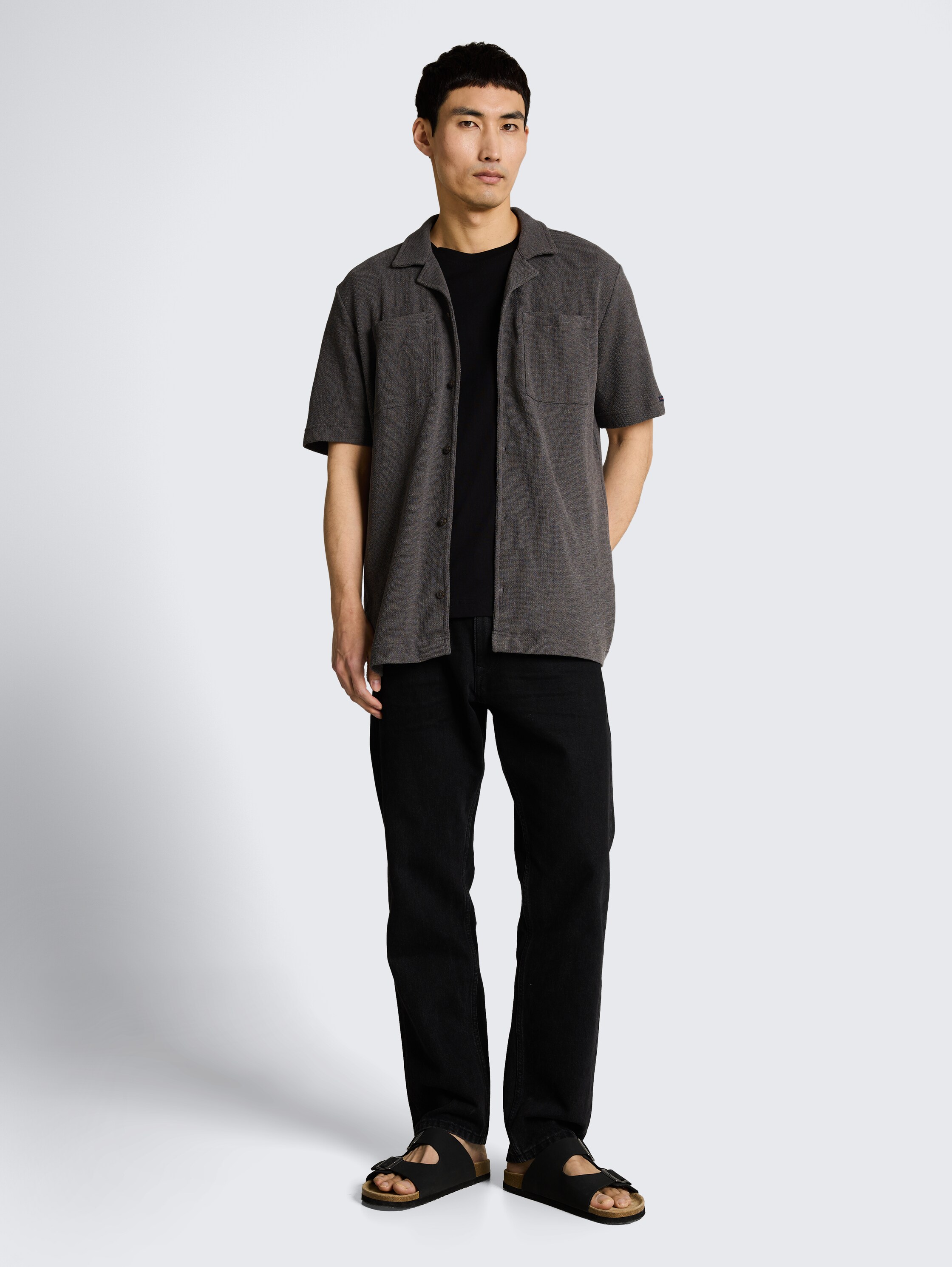 Regular Fit Jerseyhemd mit Brusttaschen - Tarmac Grey Melange - Model-Vorderansicht