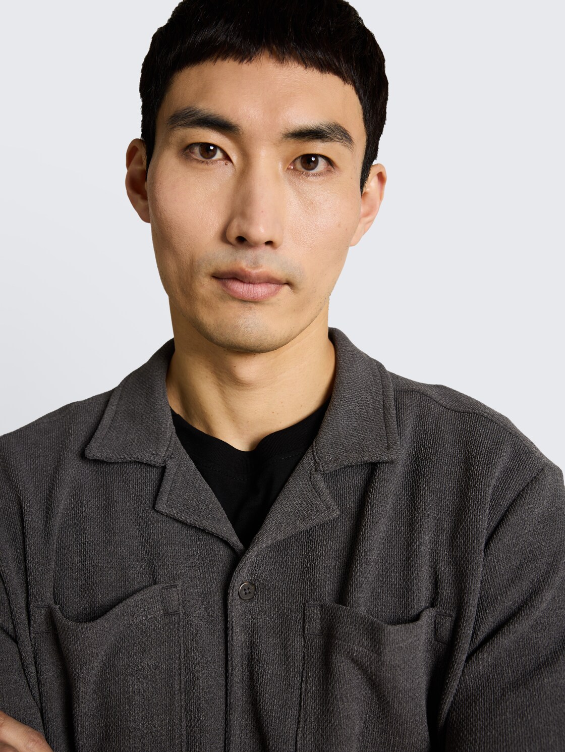 Regular Fit Jerseyhemd mit Brusttaschen - Tarmac Grey Melange - Detail-Model-Ansicht