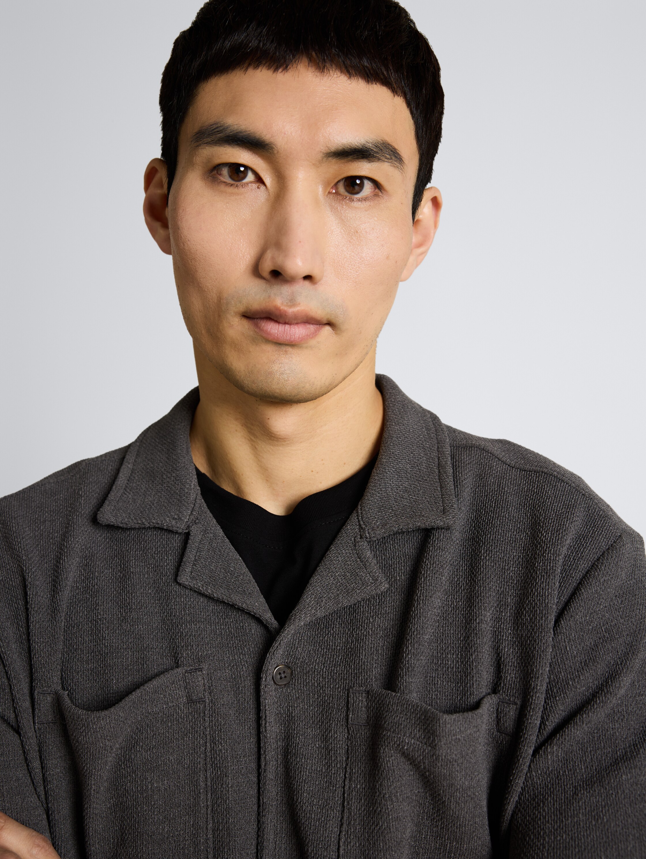 Regular Fit Jerseyhemd mit Brusttaschen - Tarmac Grey Melange - Detail-Model-Ansicht