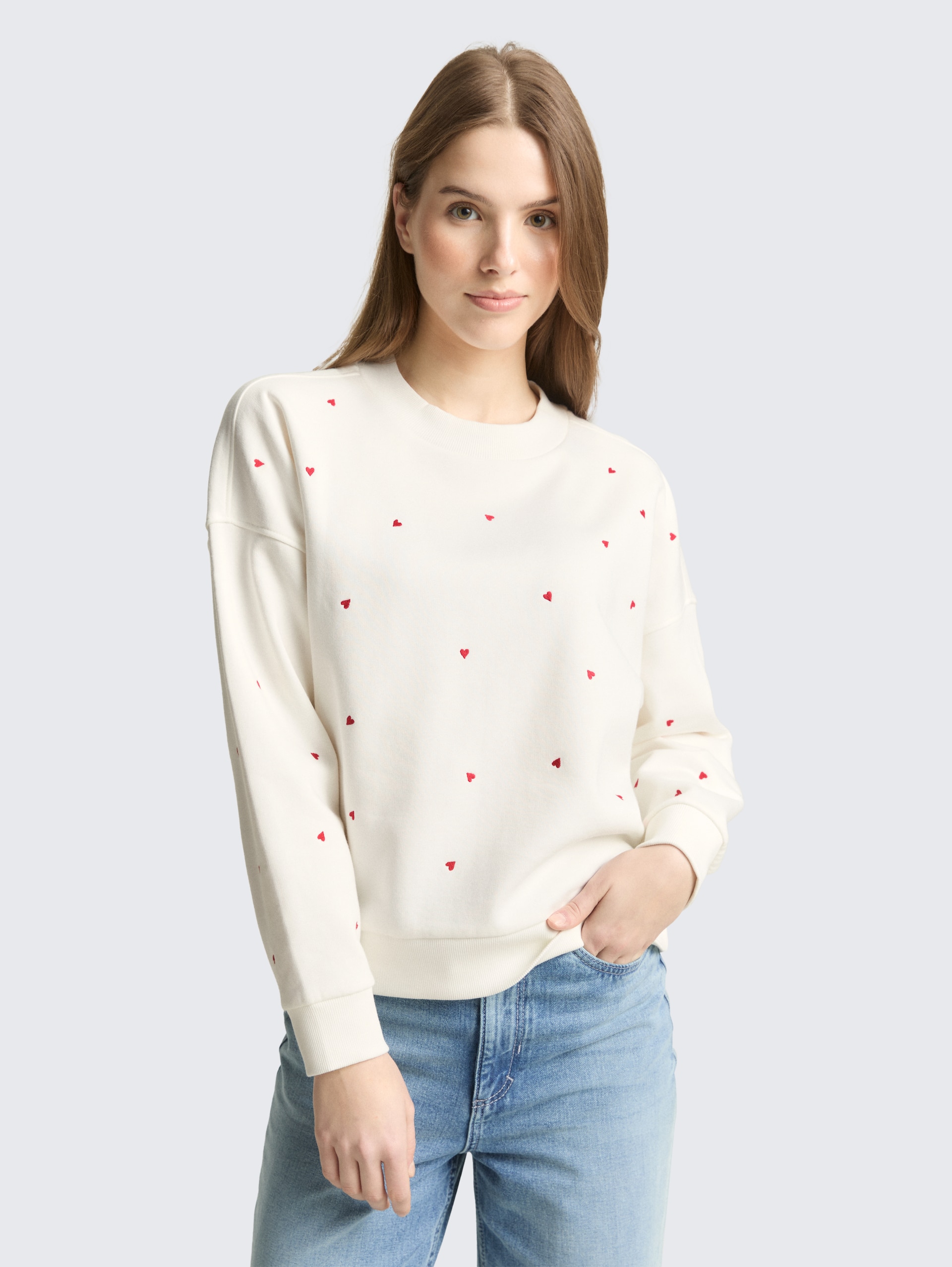 Loose Fit Sweatshirt mit Stickerei - off white red heart embroidery - Ausschnitt Model-Vorderansicht