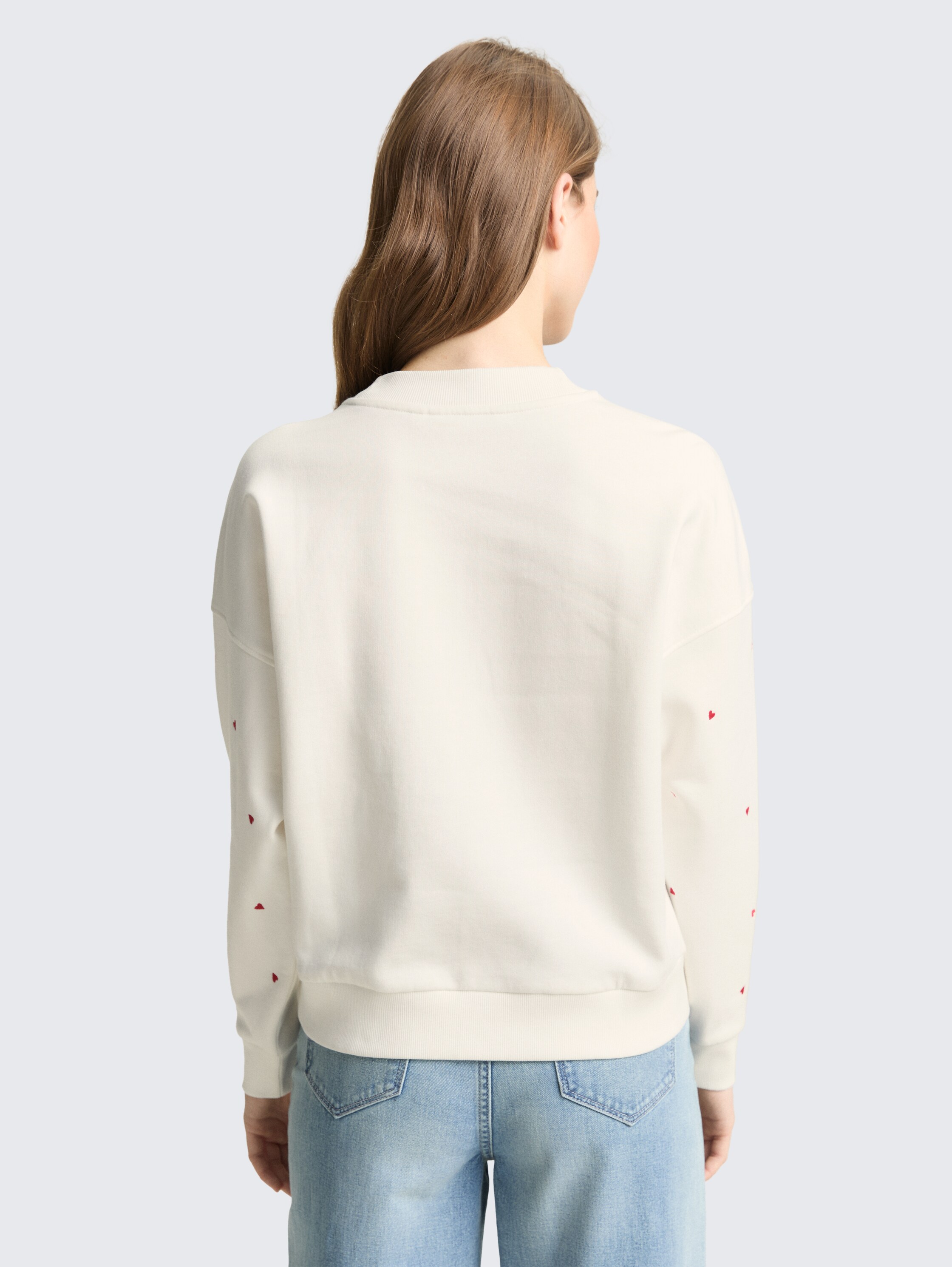 Loose Fit Sweatshirt mit Herz-Stickerei - off white red heart embroidery - Auschnitt Model-Rückansicht