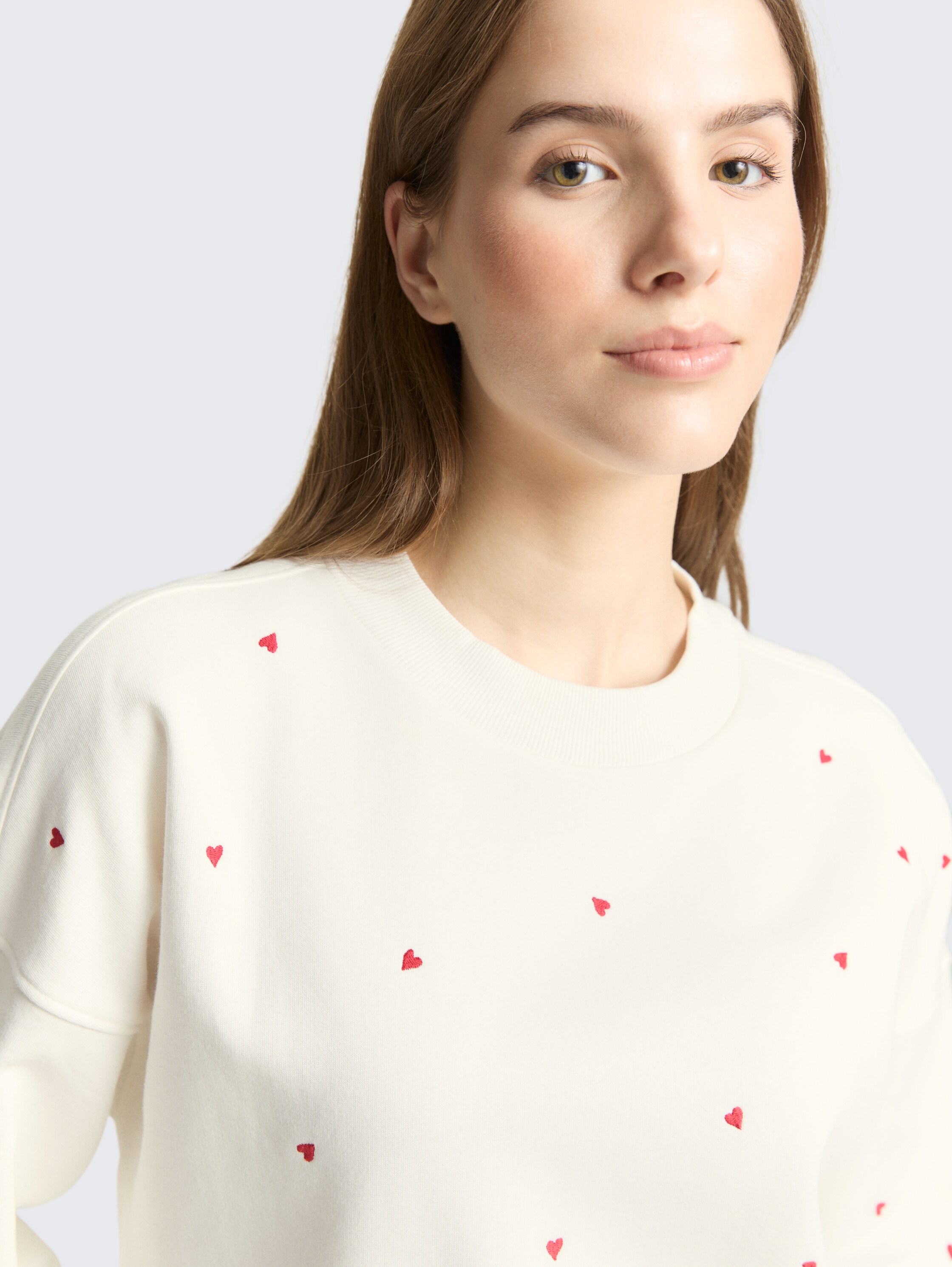 Loose Fit Sweatshirt mit Herz-Stickerei - off white red heart embroidery - Detail-Model-Ansicht
