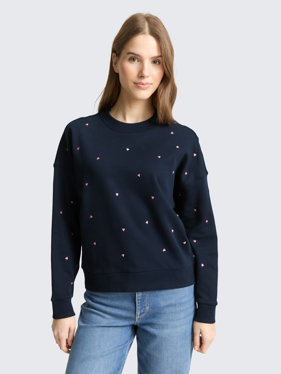 Loose Fit Sweatshirt mit Stickerei - navy pink heart embroidery - Ausschnitt Model-Vorderansicht