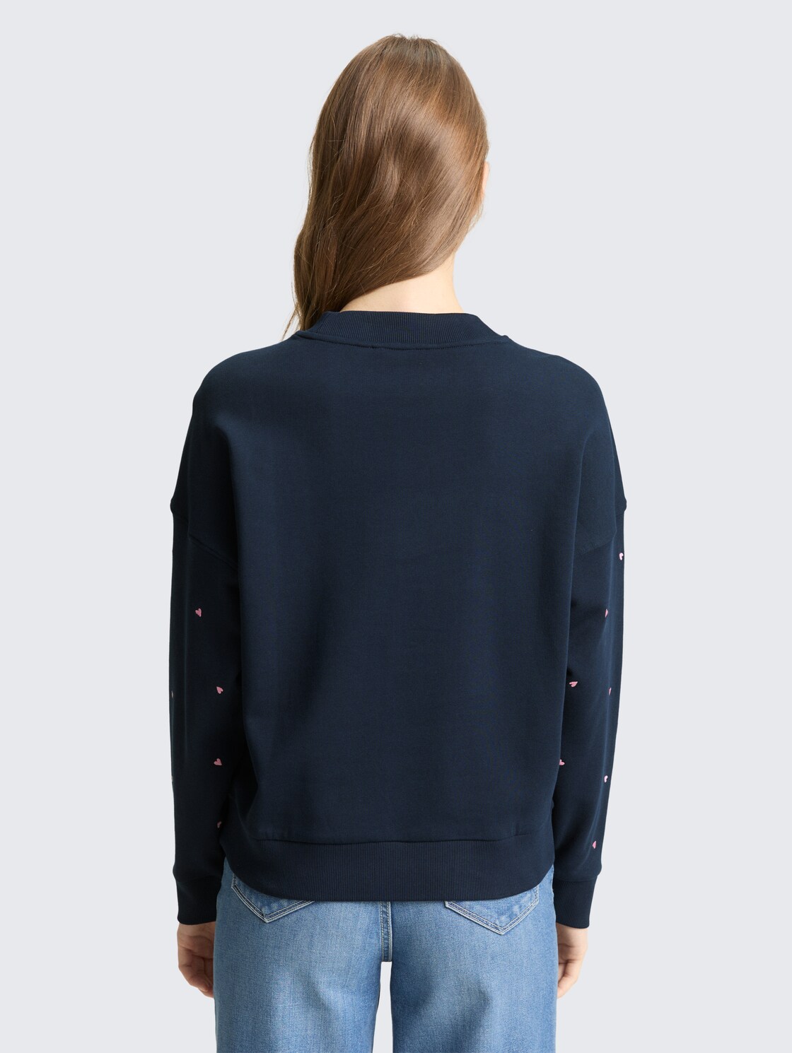 Loose Fit Sweatshirt mit Stickerei - navy pink heart embroidery - Auschnitt Model-Rückansicht