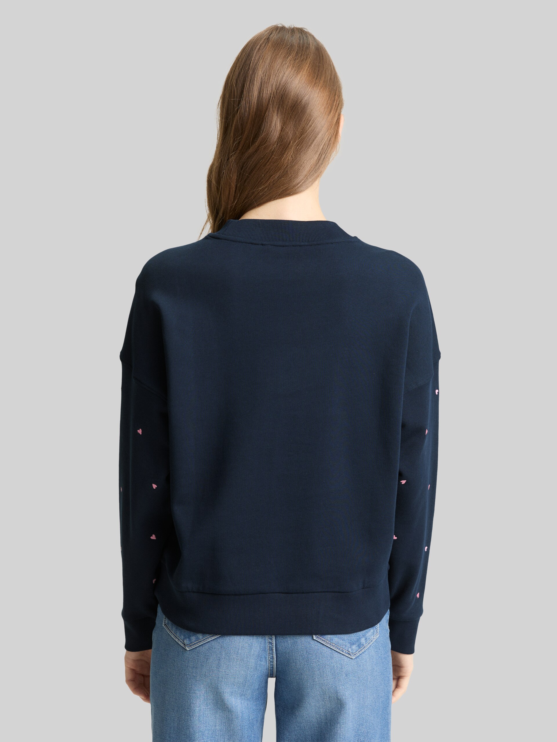 Loose-fit sweatshirt with embroidery - navy pink heart embroidery - Neckline model-back view