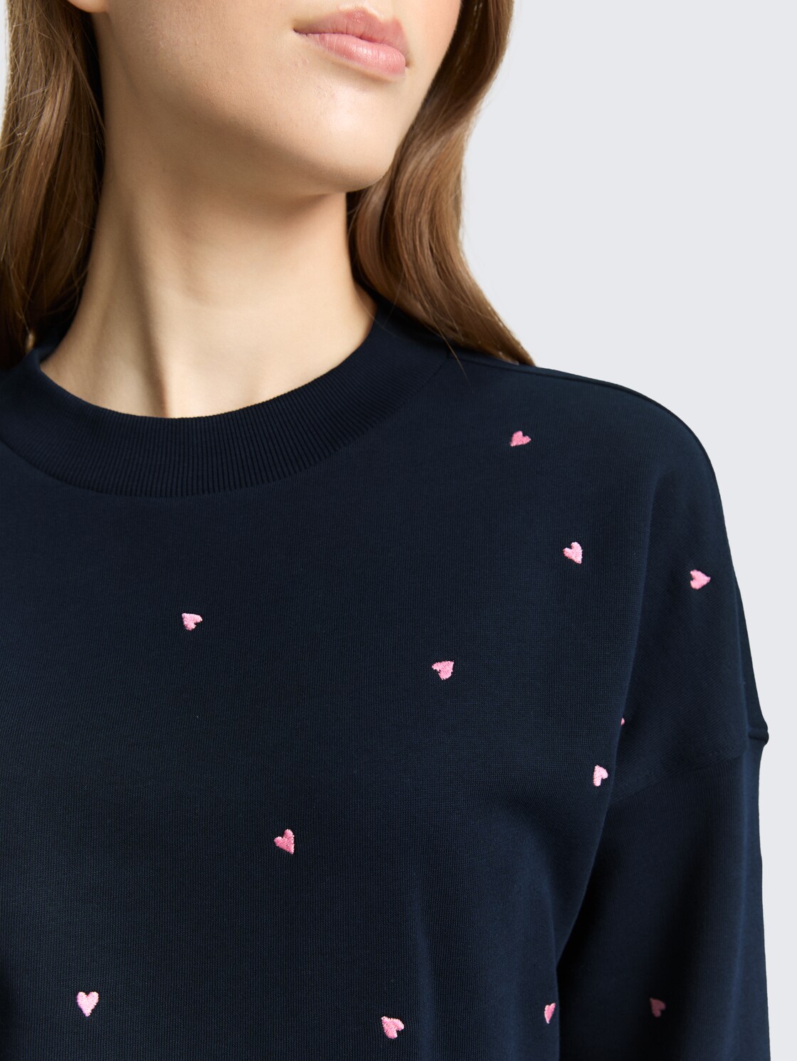 Loose Fit Sweatshirt mit Stickerei - navy pink heart embroidery - Detail-Model-Ansicht