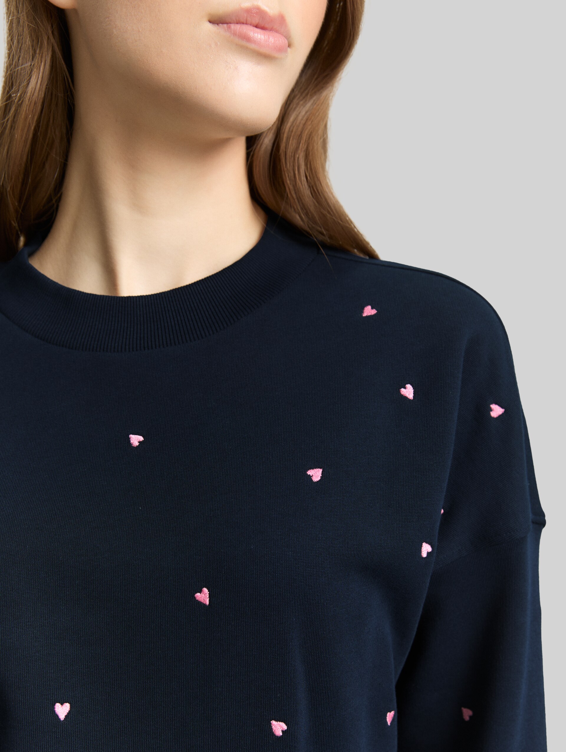 Loose-fit sweatshirt with embroidery - navy pink heart embroidery - Detail model view