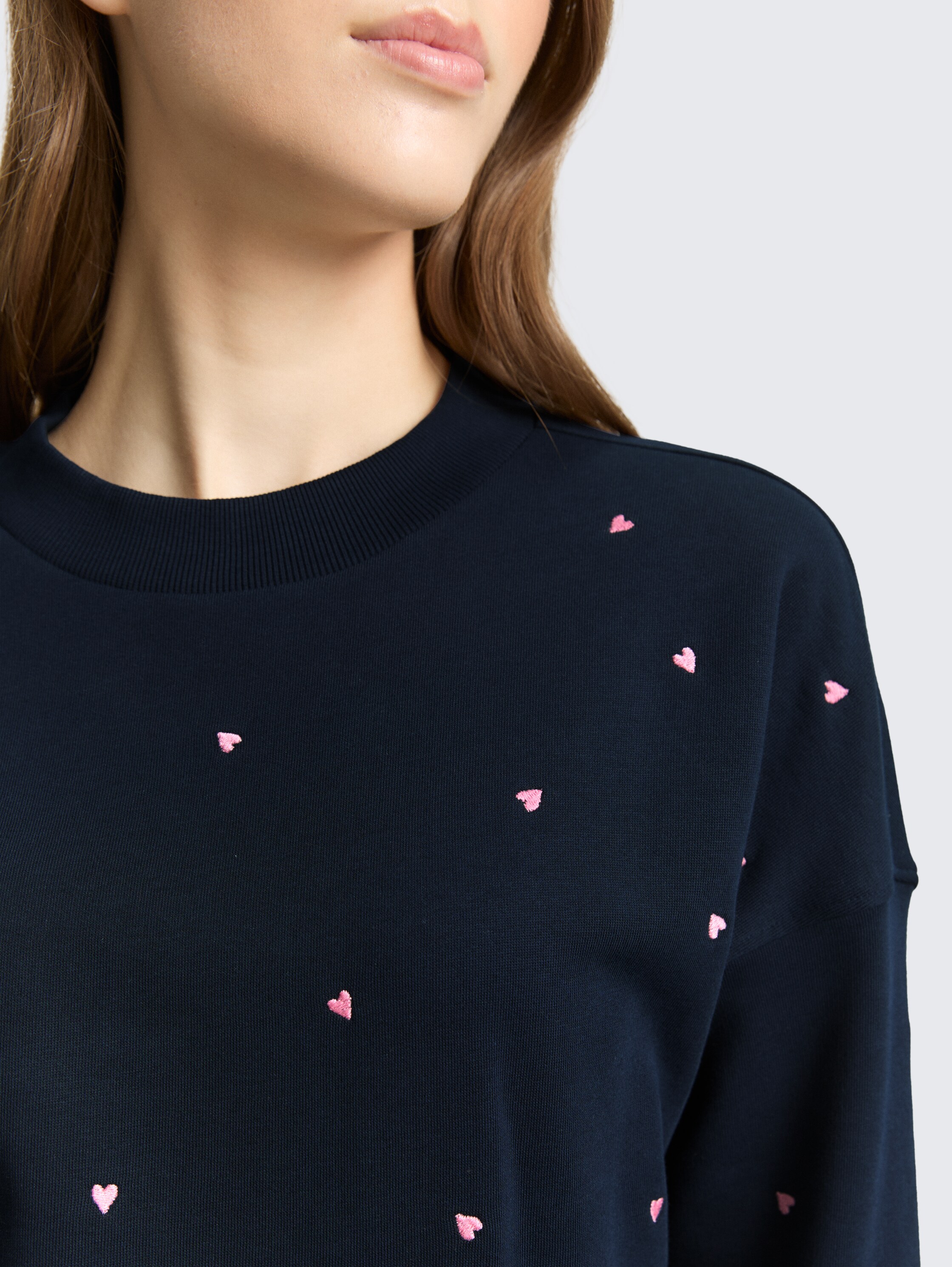 Loose Fit Sweatshirt mit Herz-Stickerei - navy pink heart embroidery - Detail-Model-Ansicht
