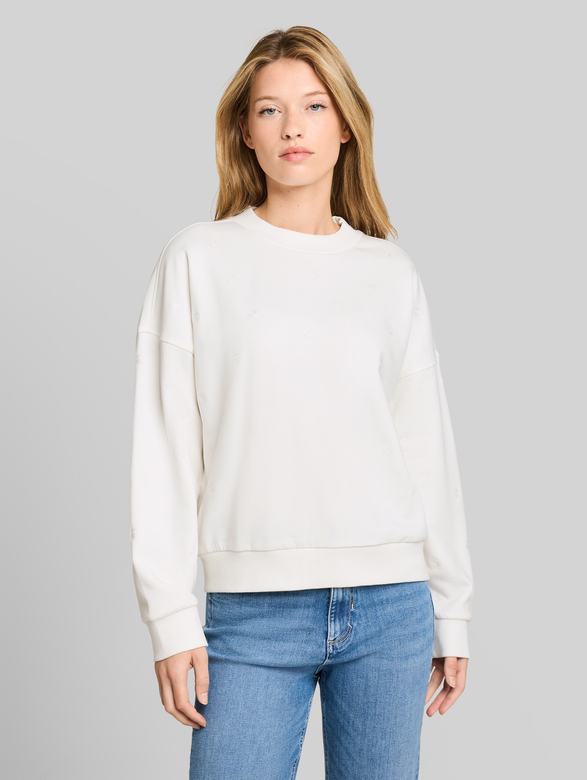 Loose Fit Sweatshirt mit Stickerei - off white daisy embroidery - Ausschnitt Model-Vorderansicht