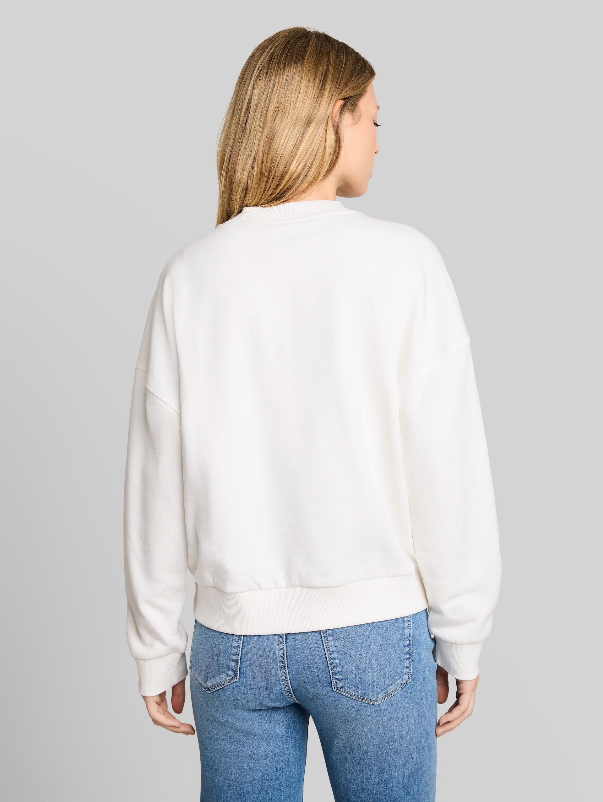 Loose Fit Sweatshirt mit Stickerei - off white daisy embroidery - Auschnitt Model-Rückansicht
