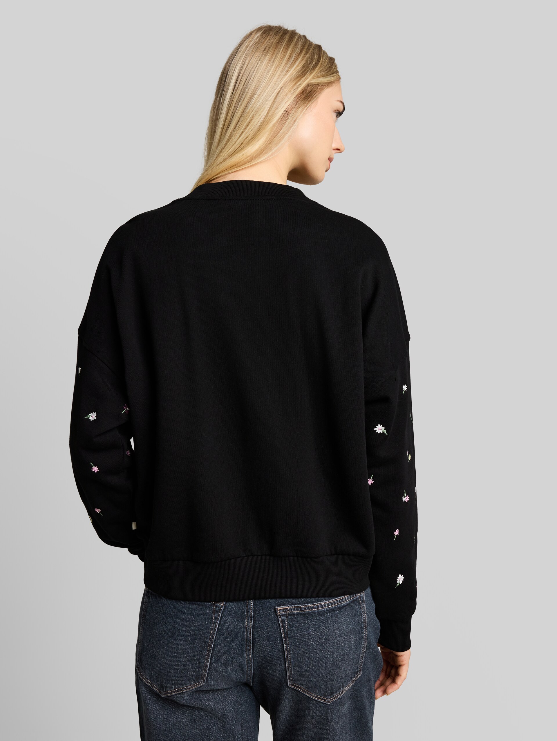 Sweat ample avec broderie - black flower embroidery - Découpe Vue arrière du modèle