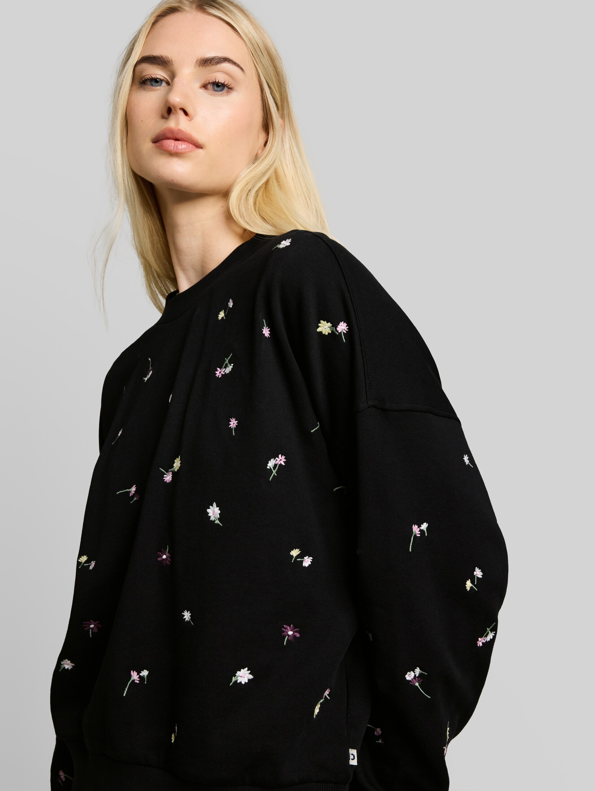 Sweat ample avec broderie - black flower embroidery - Vue détaillée du modèle