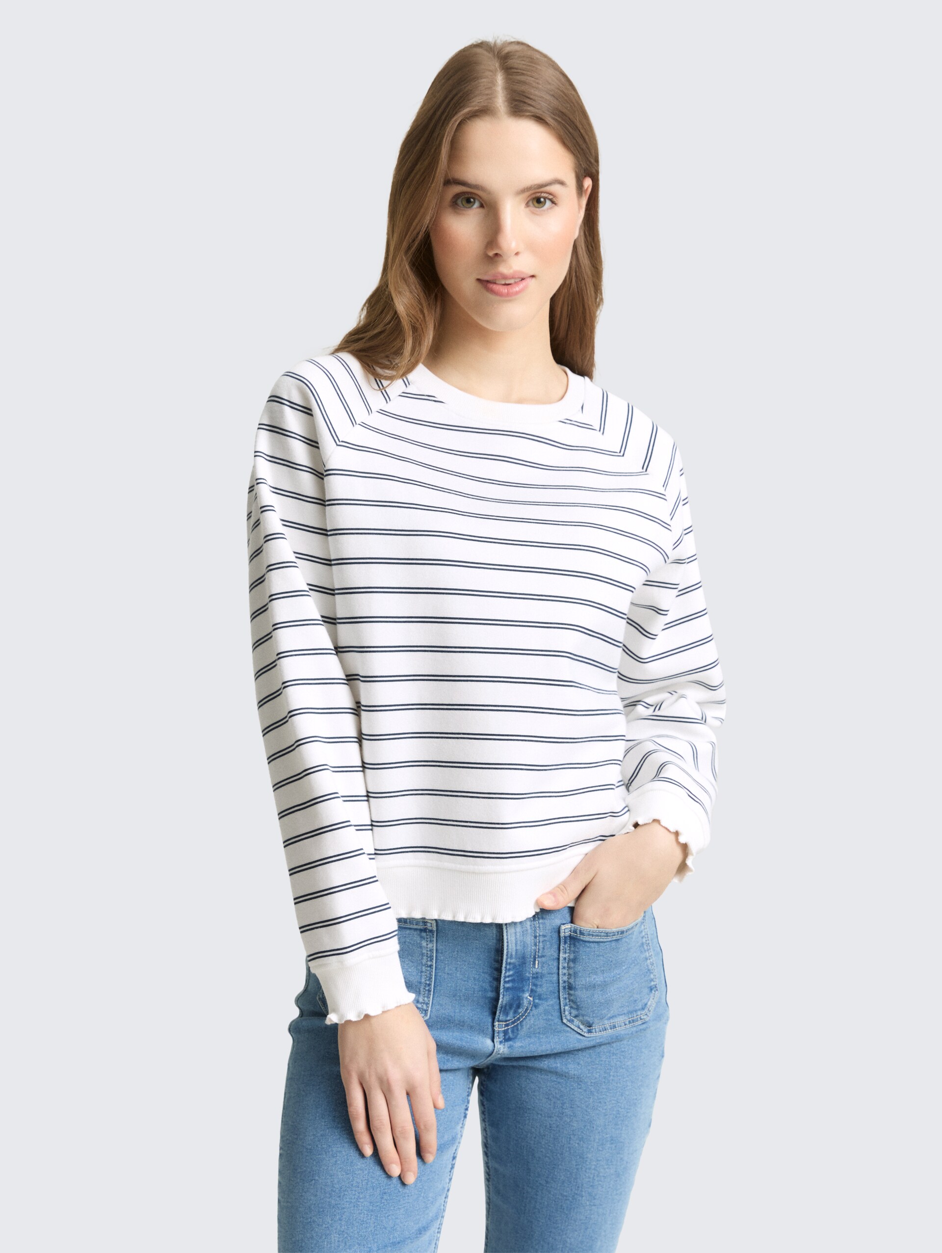 Sweatshirt mit Streifenmuster - off white navy stripe - Ausschnitt Model-Vorderansicht