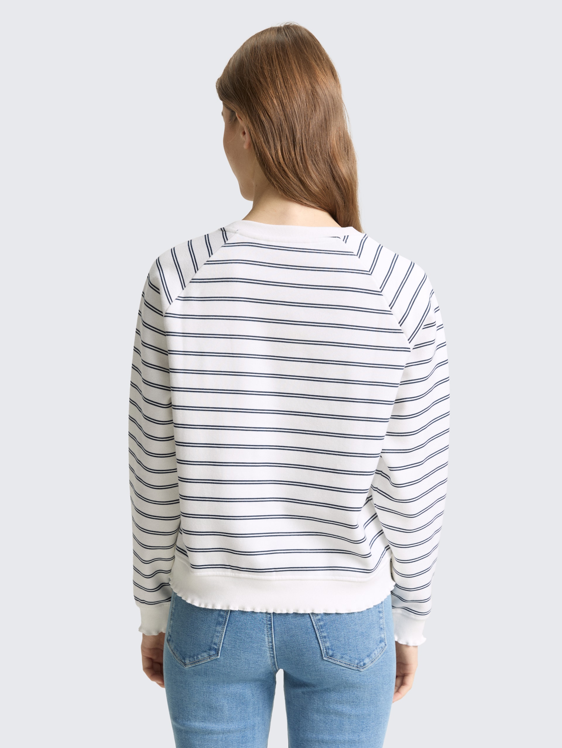 Sweatshirt mit Streifenmuster - off white navy stripe - Auschnitt Model-Rückansicht