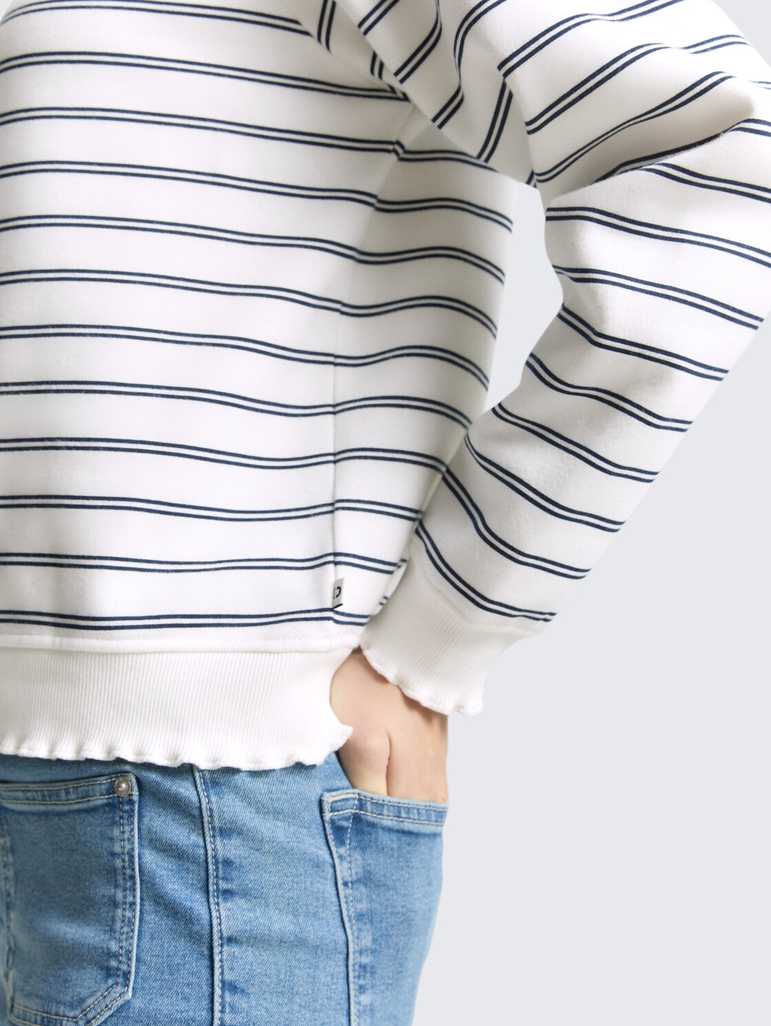Sweatshirt mit Streifenmuster - off white navy stripe - Detail-Model-Ansicht