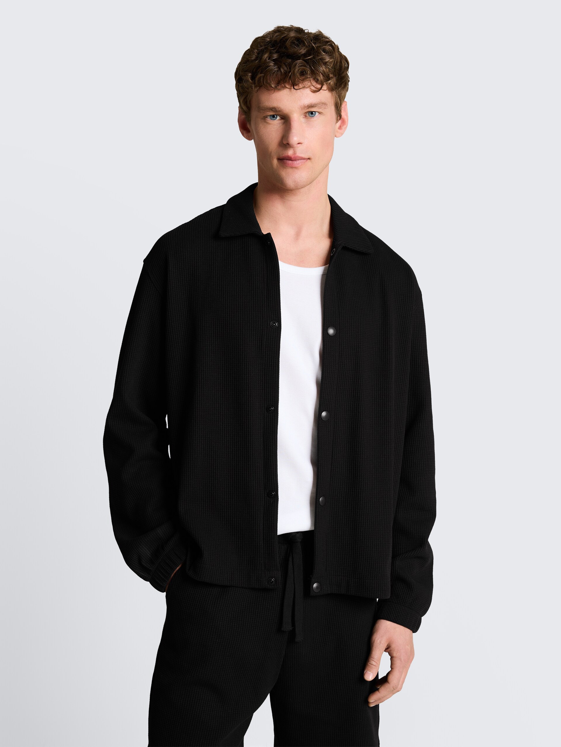 Relaxed fit overshirt met wafelstructuur - Black - Nek model vooraanzicht