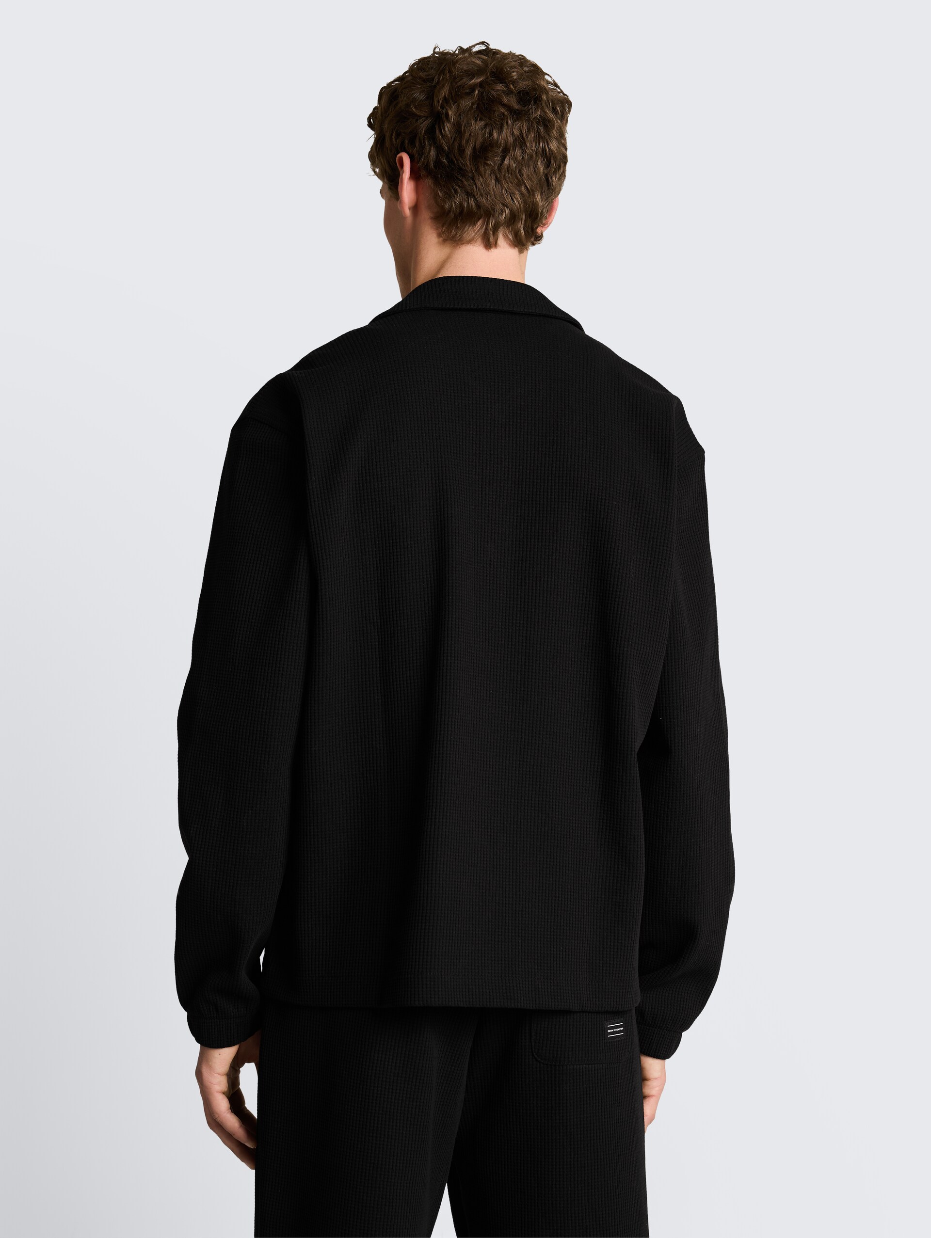 Relaxed fit overshirt met wafelstructuur - Black - Neklijn model-achteraanzicht