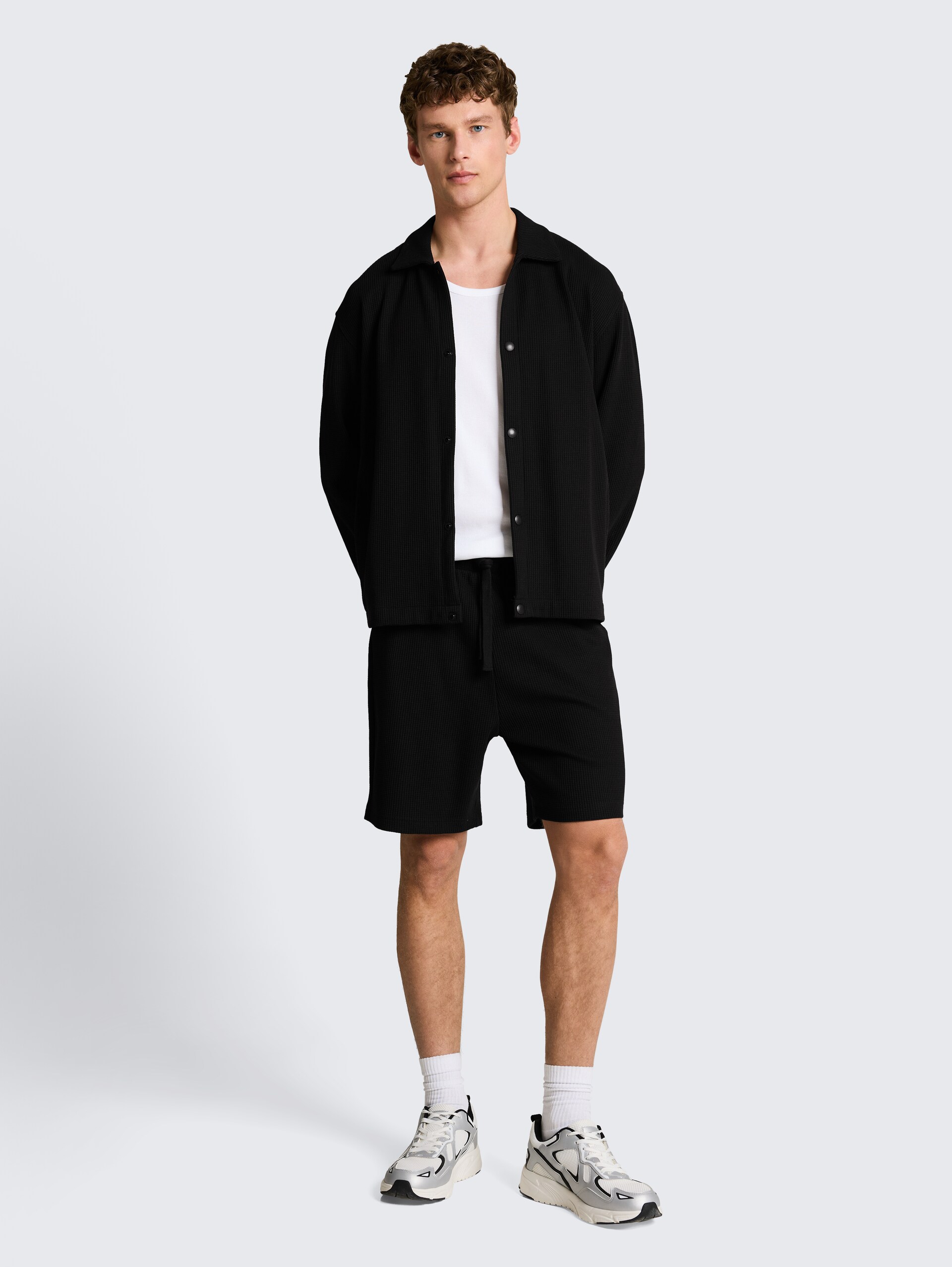 Relaxed fit overshirt met wafelstructuur - Black - Model vooraanzicht