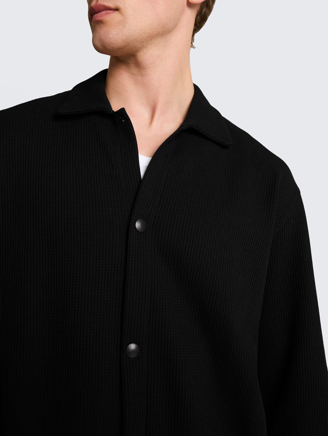 Relaxed Fit Overshirt mit Waffelstruktur - Black - Detail-Model-Ansicht